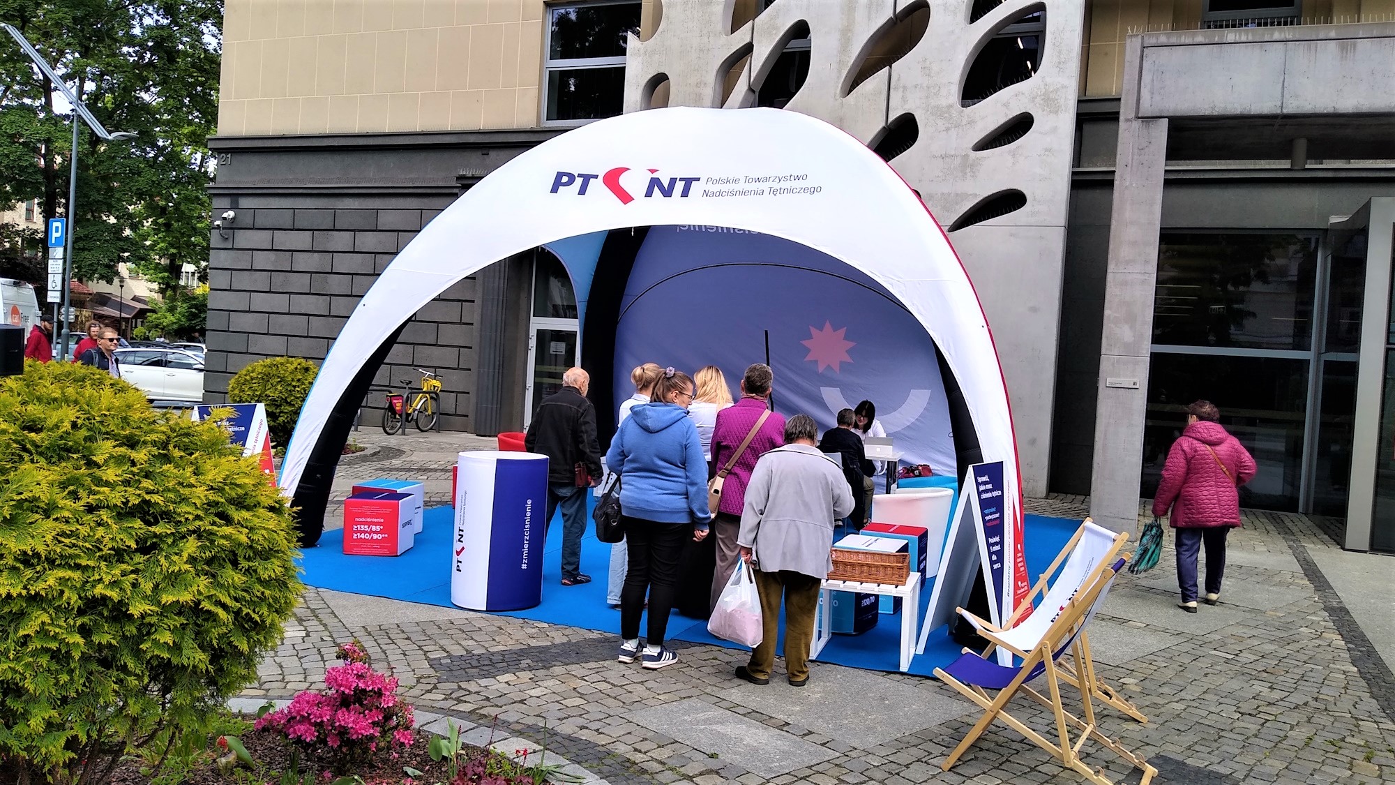 Fot. M.Foltyn/UM Gliwice ludzie przy namiocie, w którym mierzone jest ciśnienie
