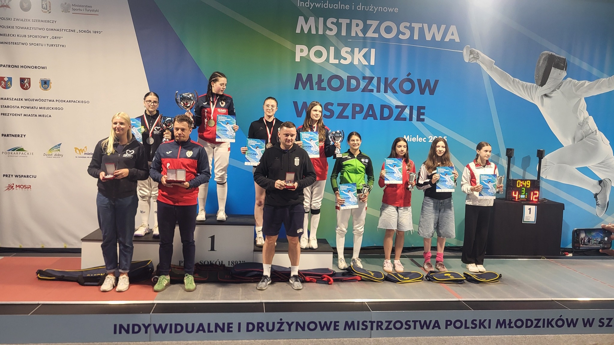 Fot. Szermierze Piasta Gliwice/ Facebook Szpadziści Piasta pozujący z medalami