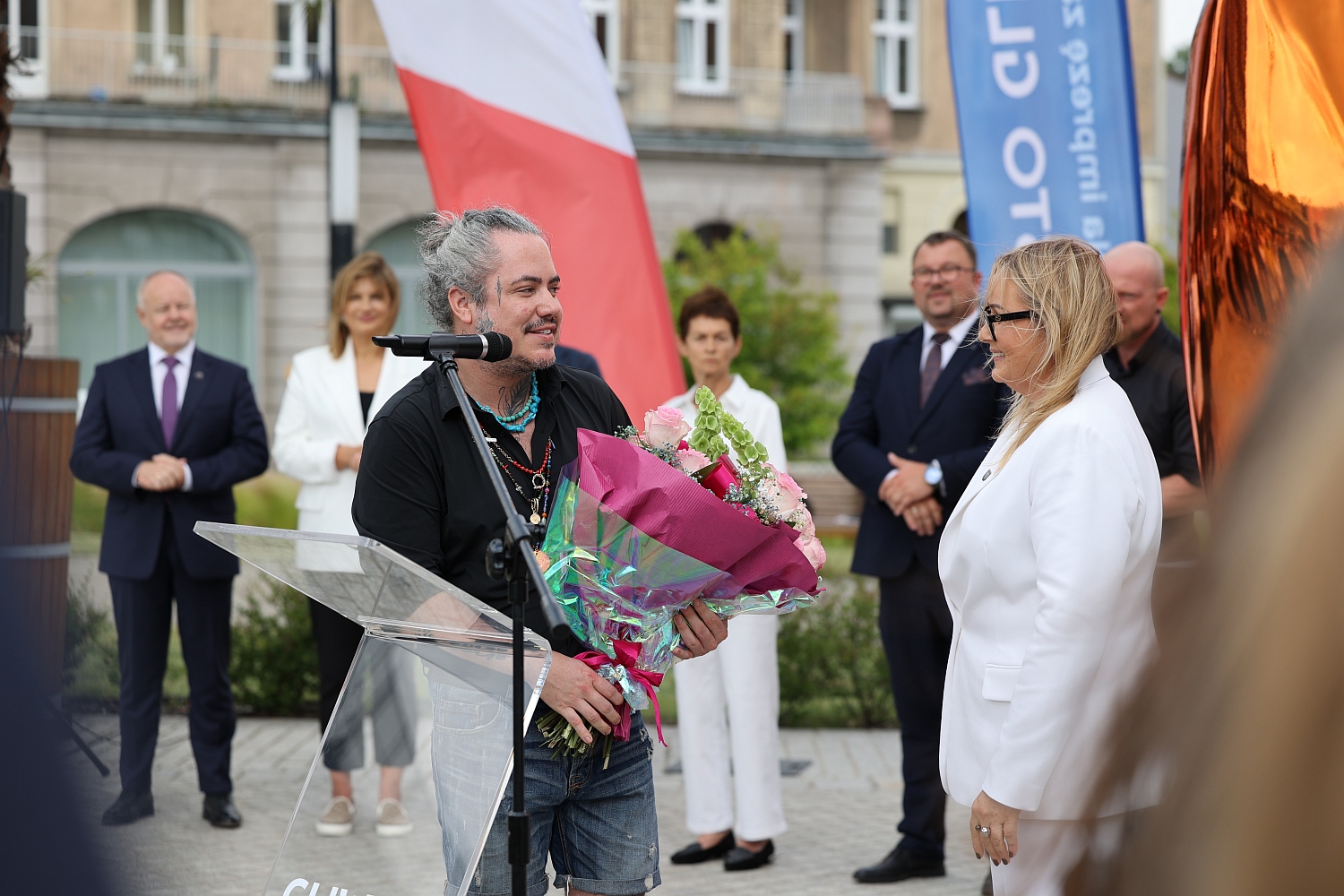 Fot. D. Nita-Garbiec/ UM w Gliwicach Prezydent Gliwic odbierająca kwiaty od mieszkańca