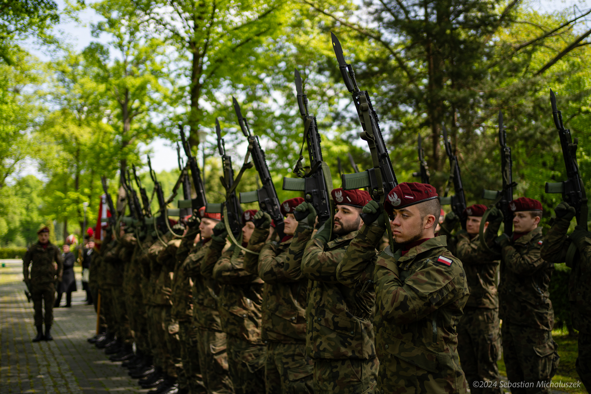 Żołnierze wykonujący salwę honorową