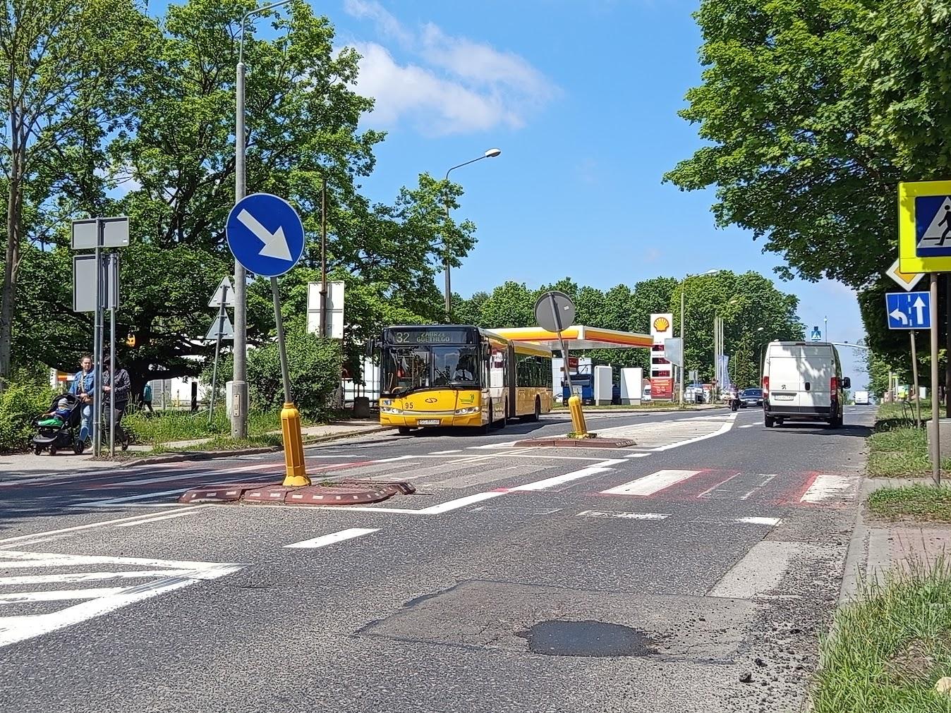 Fot. J. Jagiełło-Stiborska/ZDM Gliwice droga, autobus, drzewa, znak drogowy