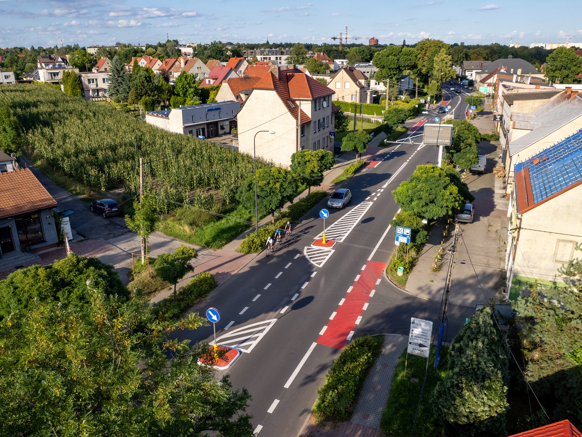 fot. F. Zobawa / UM w Gliwicach droga, rowerzyści, budynki, zieleń