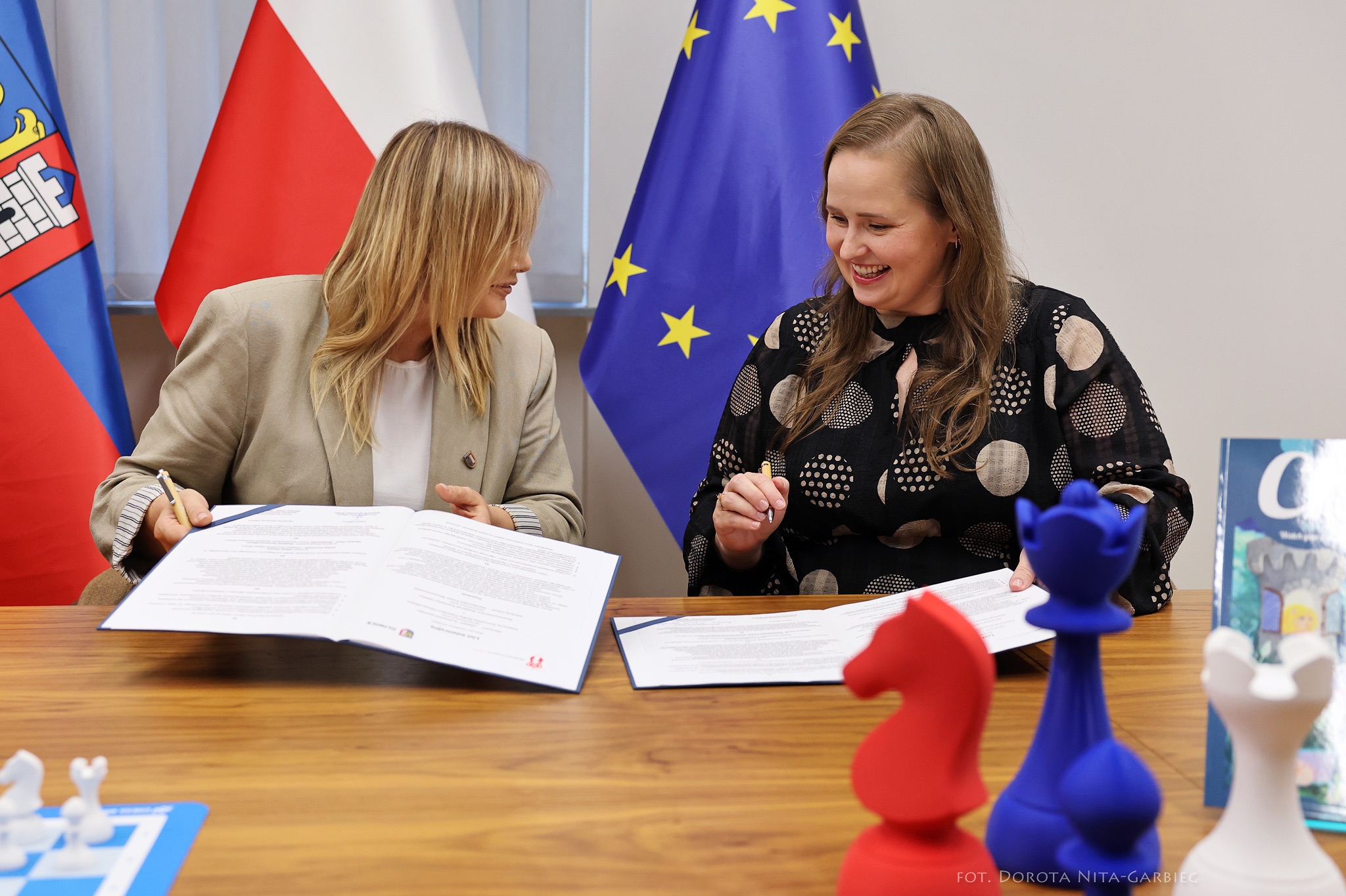 Fot. D. Nita-Garbiec/ UM w Gliwicach Prezydent Gliwic i pani Marlena Chlost-Warakomska podpisujące list intencyjny