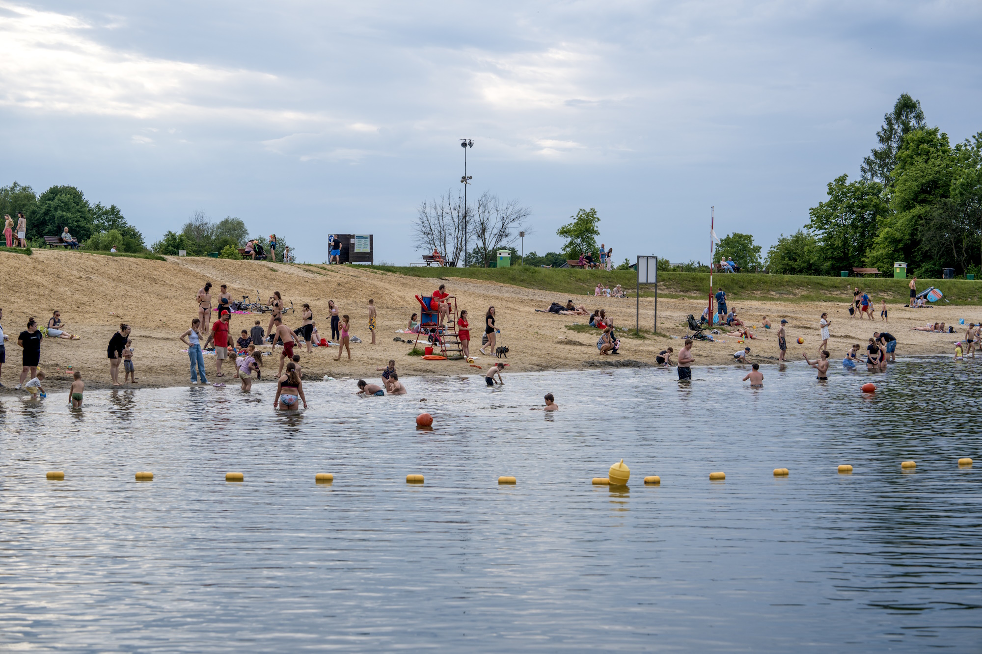 Fot. G.Ożga/UM Gliwice jezioro i plaża, ludzie