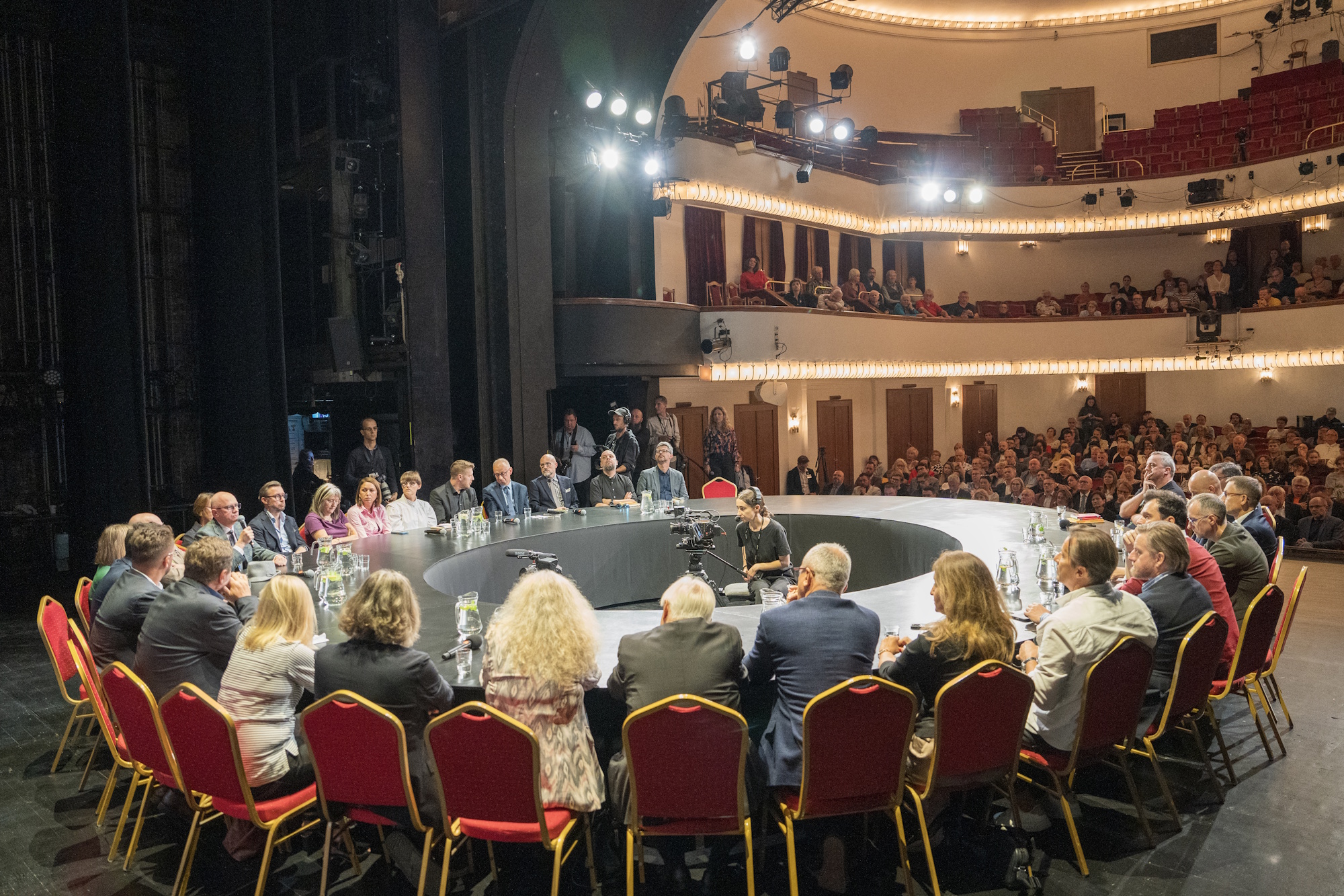 fot. G. Ożga stół, kobiety, mężczyźni