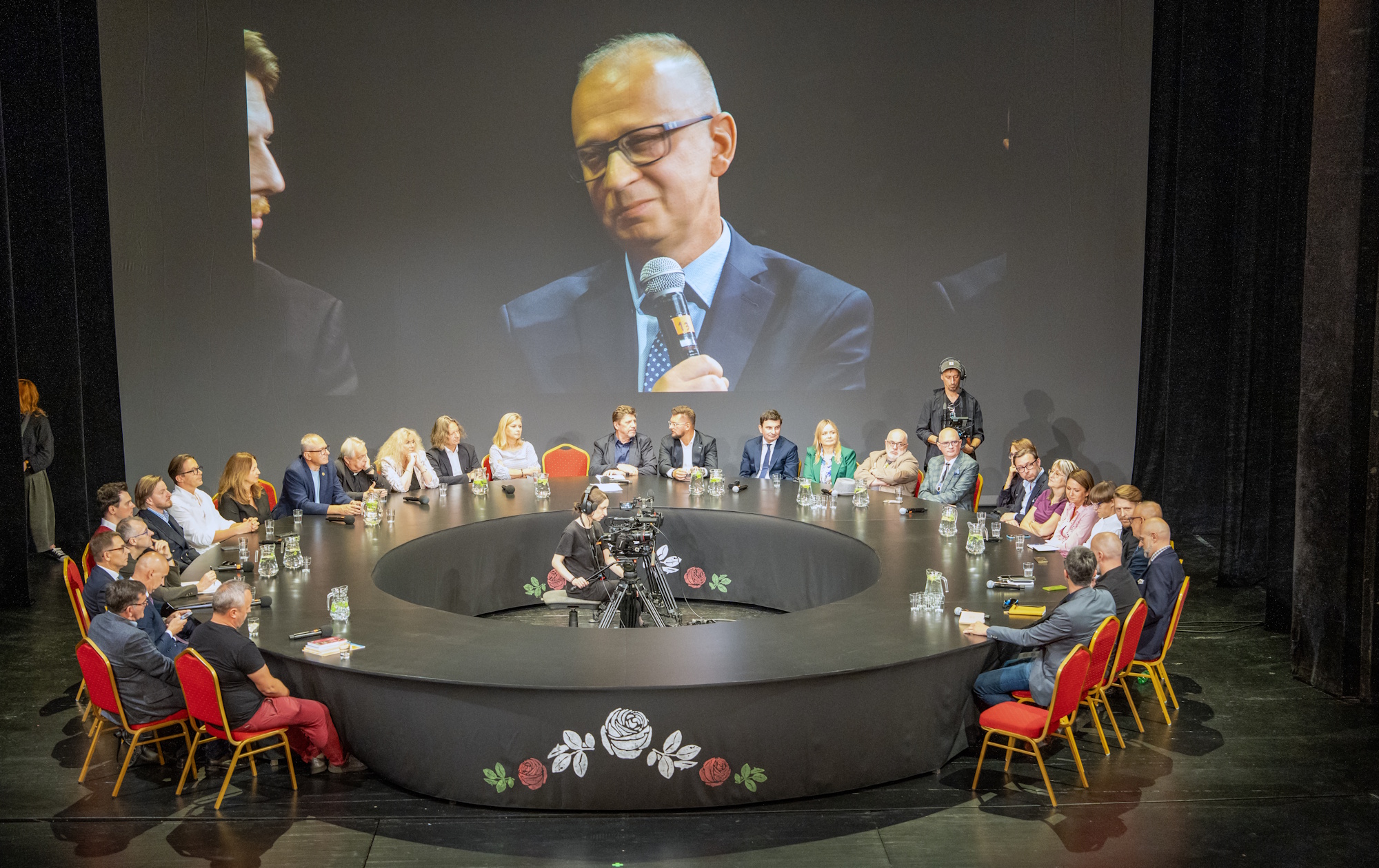 fot. G. Ożga stół, kobiety, mężczyźni
