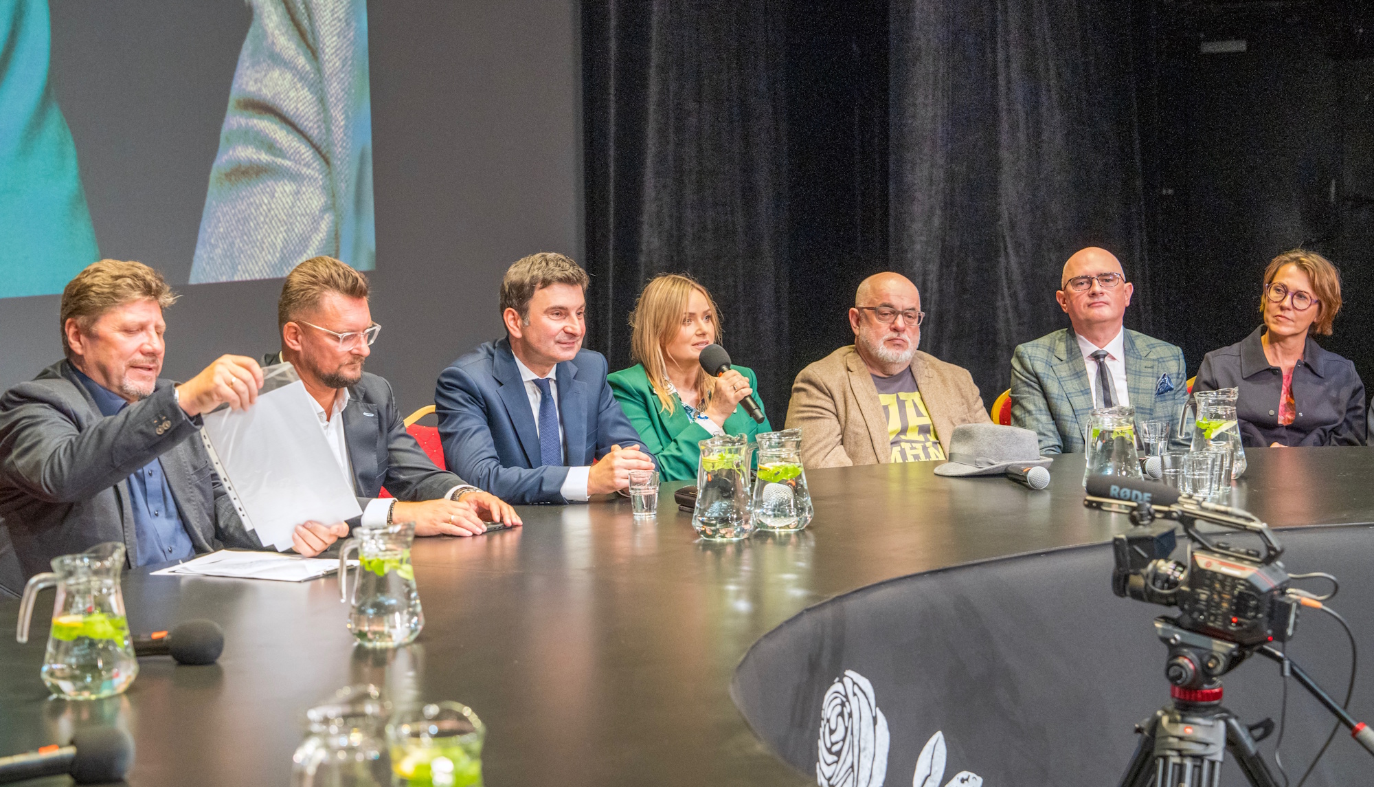 fot. G. Ożga stół, kobiety, mężczyźni