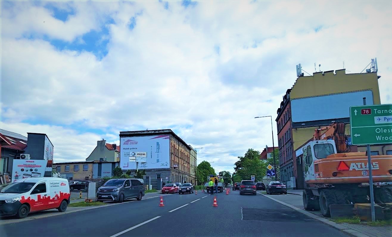 Fot. J. Jagiełło-Stiborska/ZDM Gliwice ulica, domy, samochody