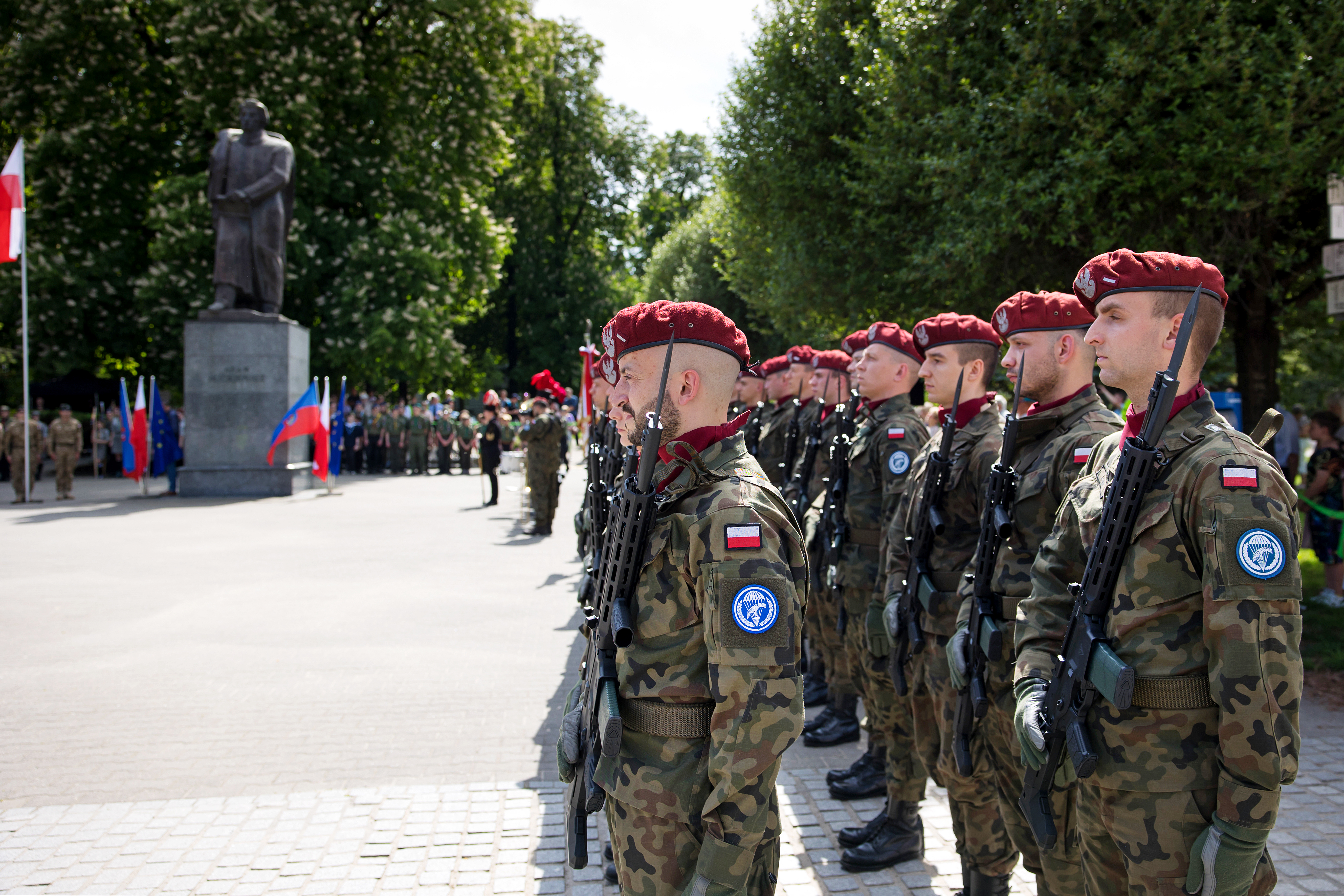 Żołnierze stojący przed pomnikiem Adama Mickiewicza