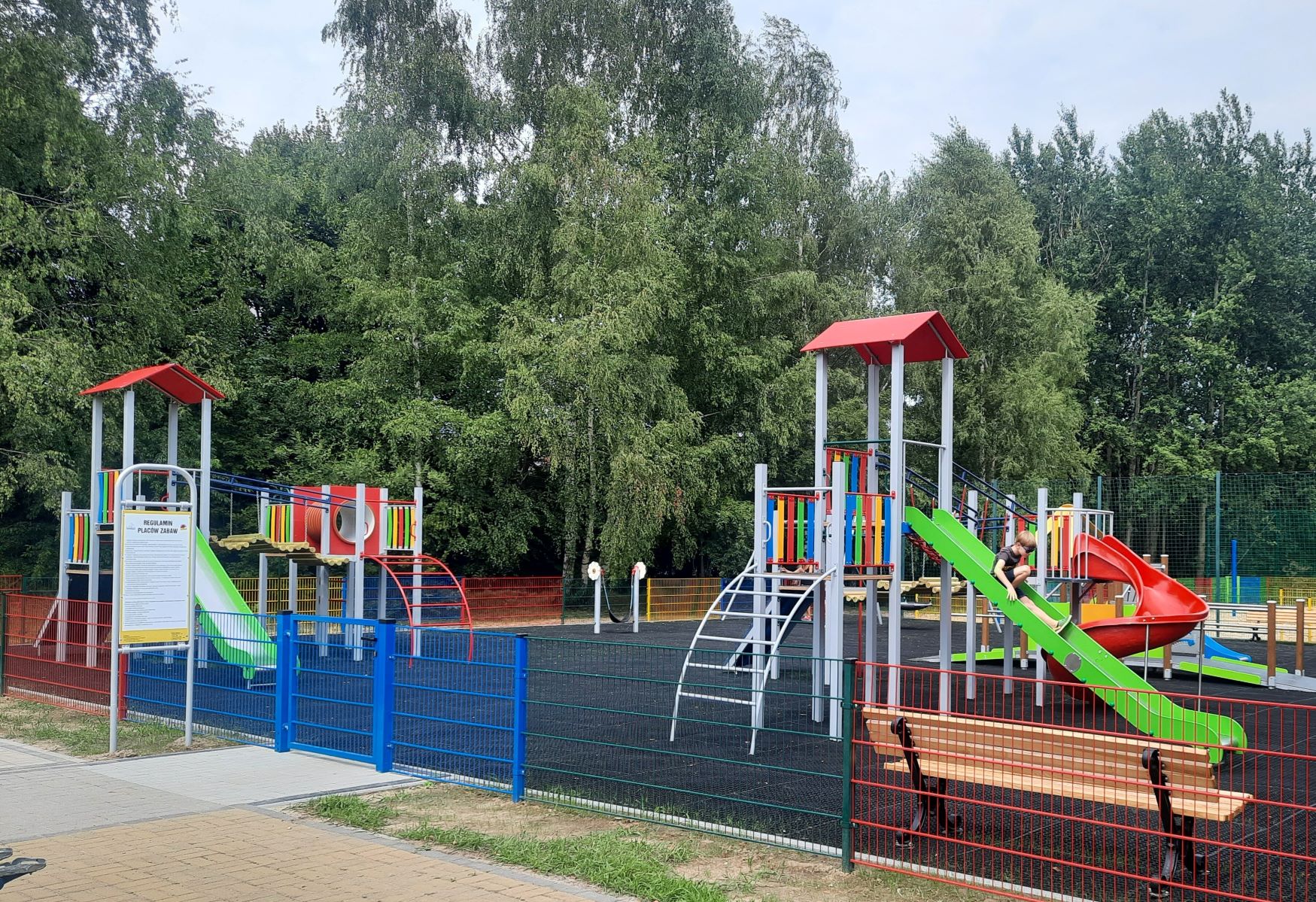 Plac zabaw przy ul. Chałubińskiego. Inwestycja zrealizowana w ramach GBO. Fot. materiały MZUK Gliwice kolorowy plac zabaw