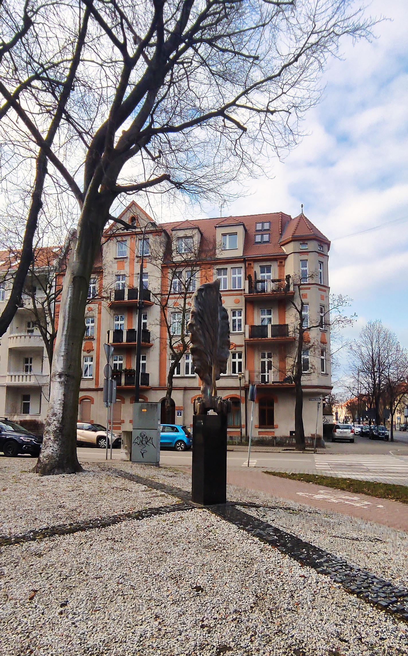 pomnik w kształcie liścia