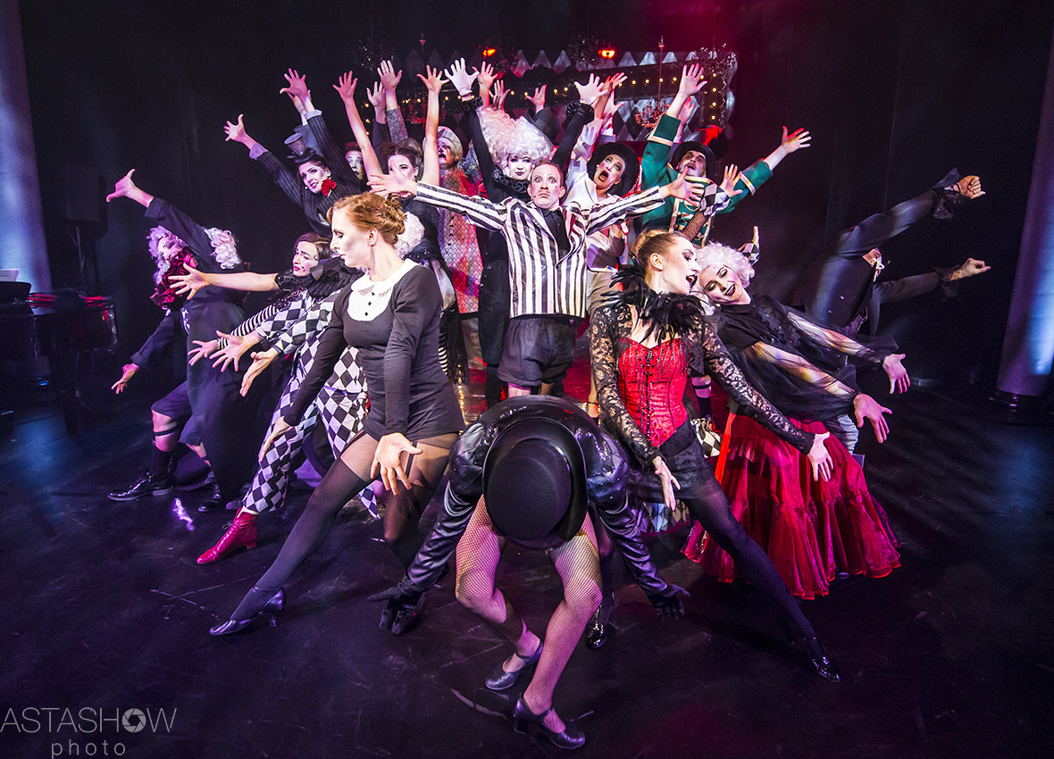 bardzo duża grupa aktorska w choreografii na scenie