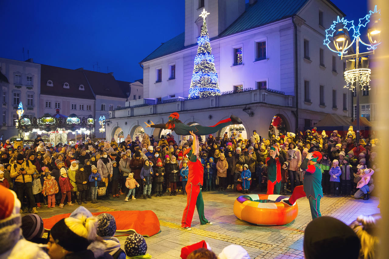 występ elfów akrobatów, wokół publiczność