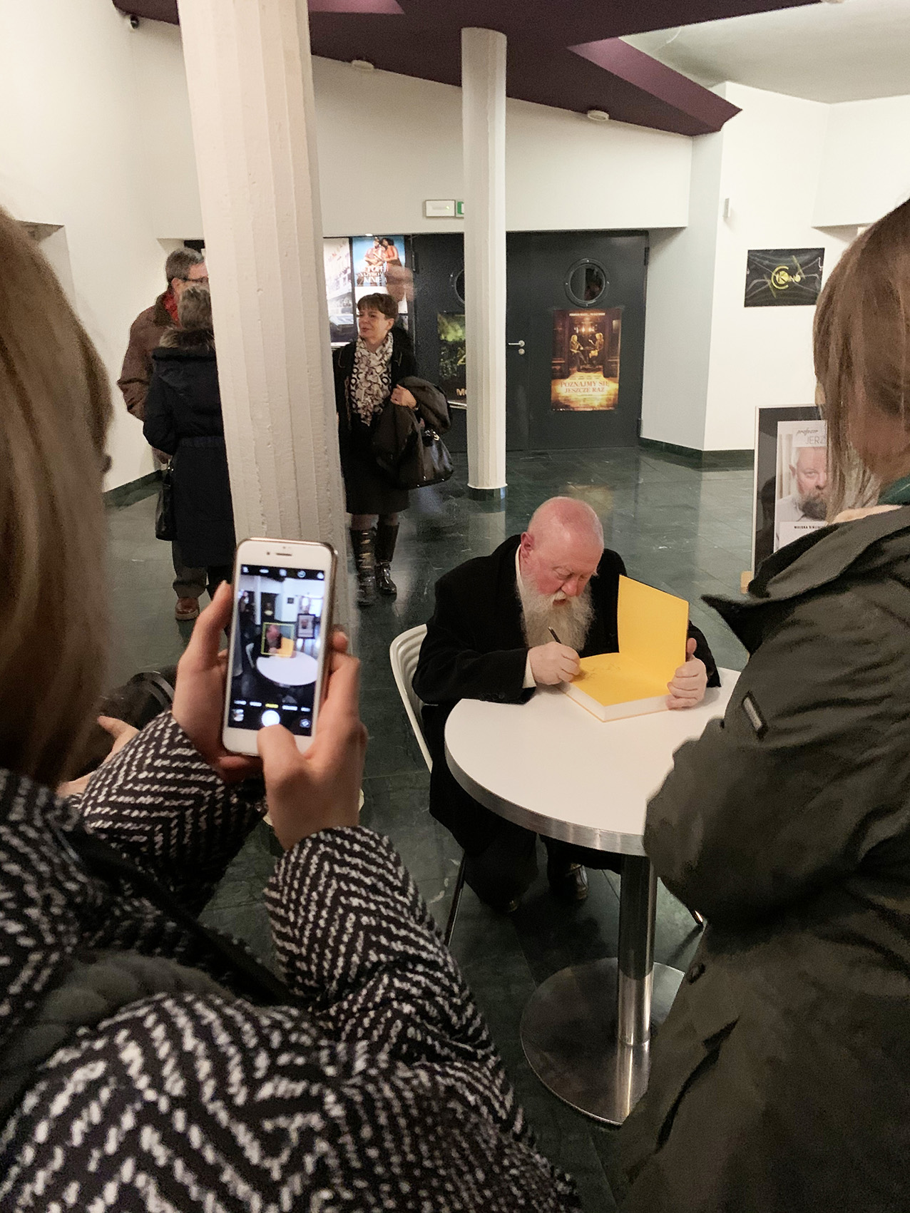 prof. Bralczyk podpisuje książki