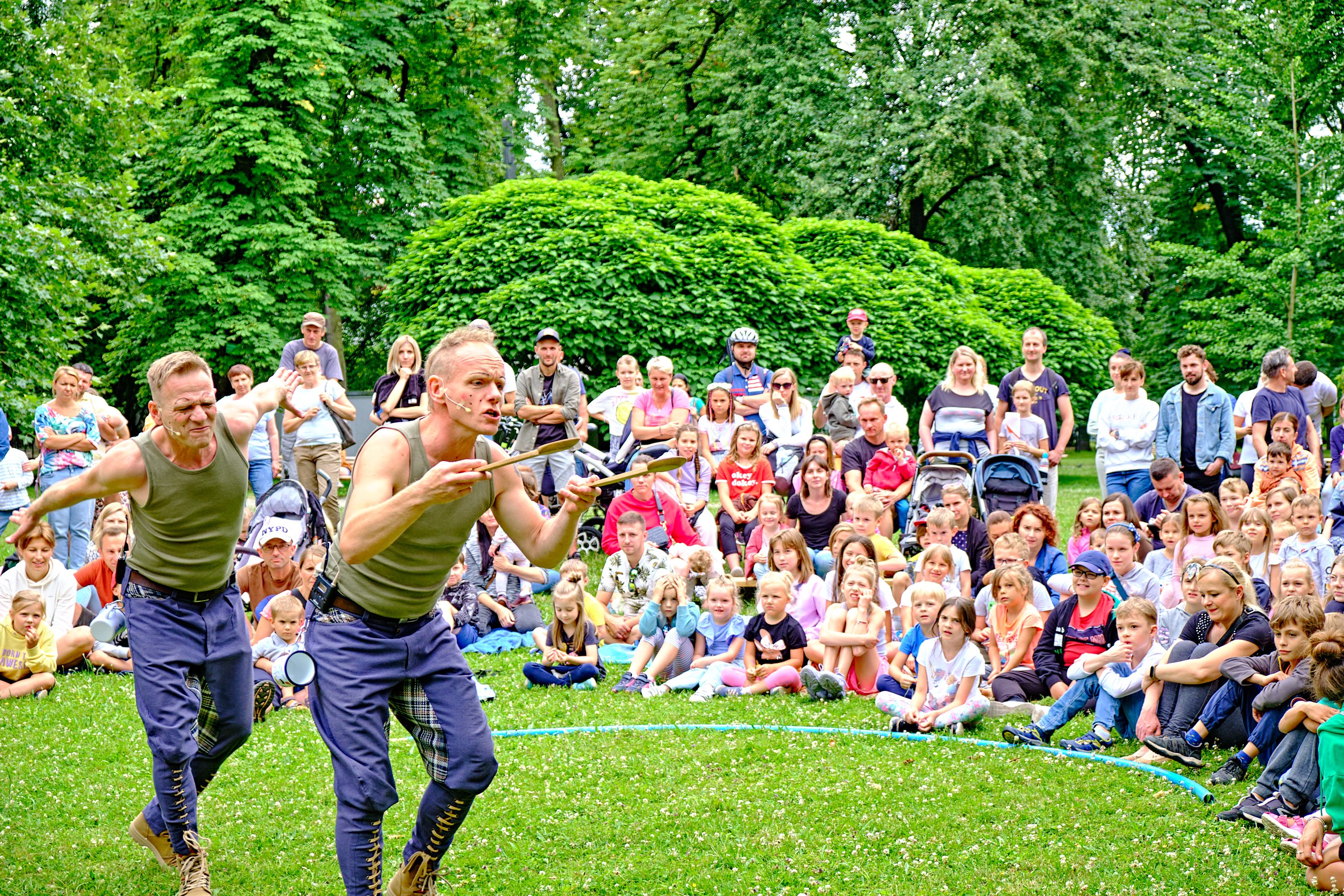 Teatr Delikates – „Przygody Wieśka i Cześka cz. II – Jak Czesiek i Wiesiek znaleźli apetyt” dwóch aktorów na scenie na trawie, w tle publiczność