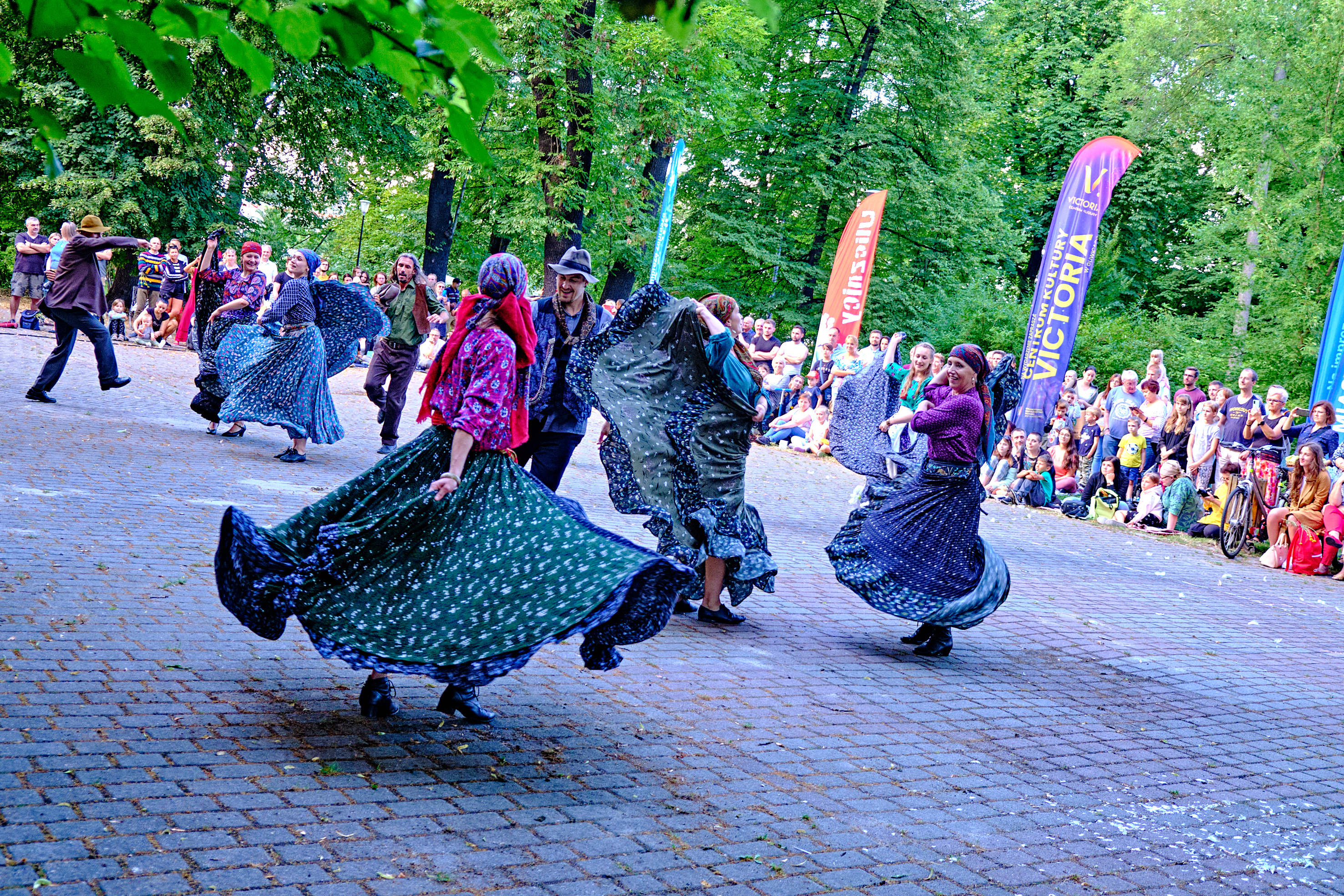 Teatr Migro aktorzy w tańcu wirują w parku Chopina