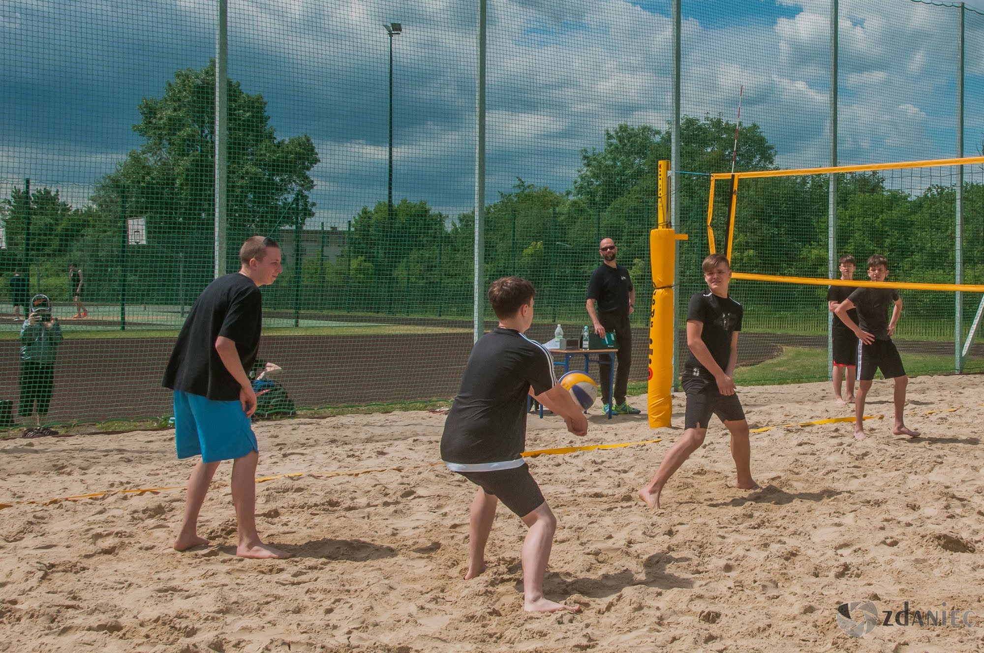 Otwarcie boiska do siatkówki plażowej w Zespole Szkół Łączności w Gliwicach