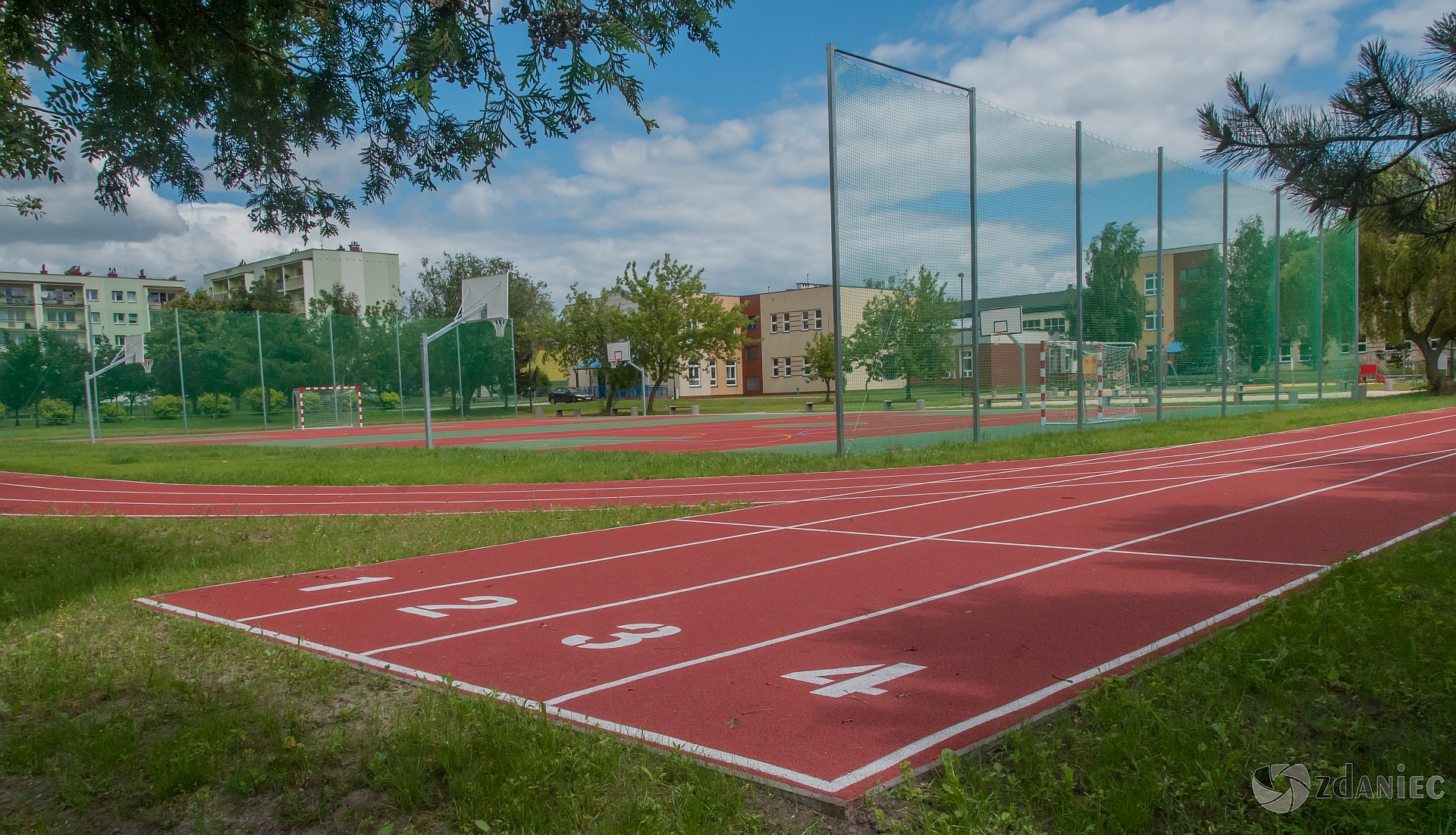 Modernizacja boisk przy ZSP nr 4 oraz doposażenie i modernizacja placu zabawa w ramach Budżetu Obywatelskiego (os. Obr. pokoju)