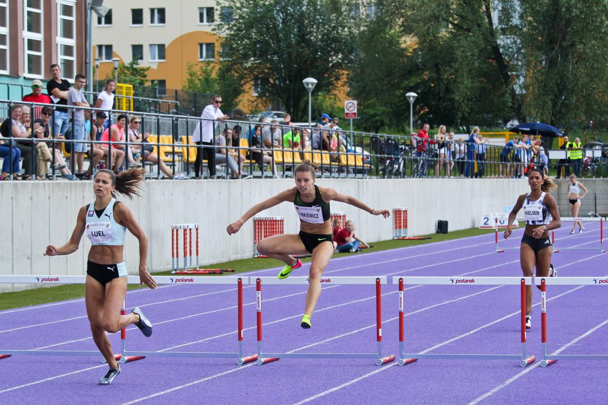 Zawodnicy na bieżni areny na Koperniku