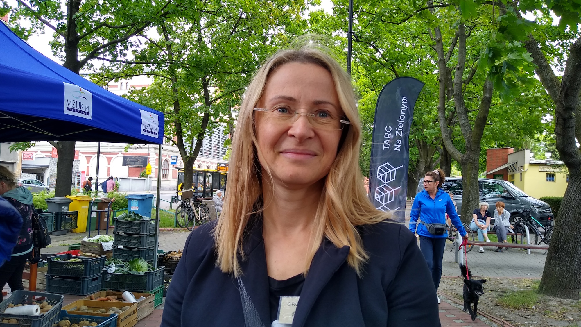 kobieta na Targu. Stoi twarzą do aparatu