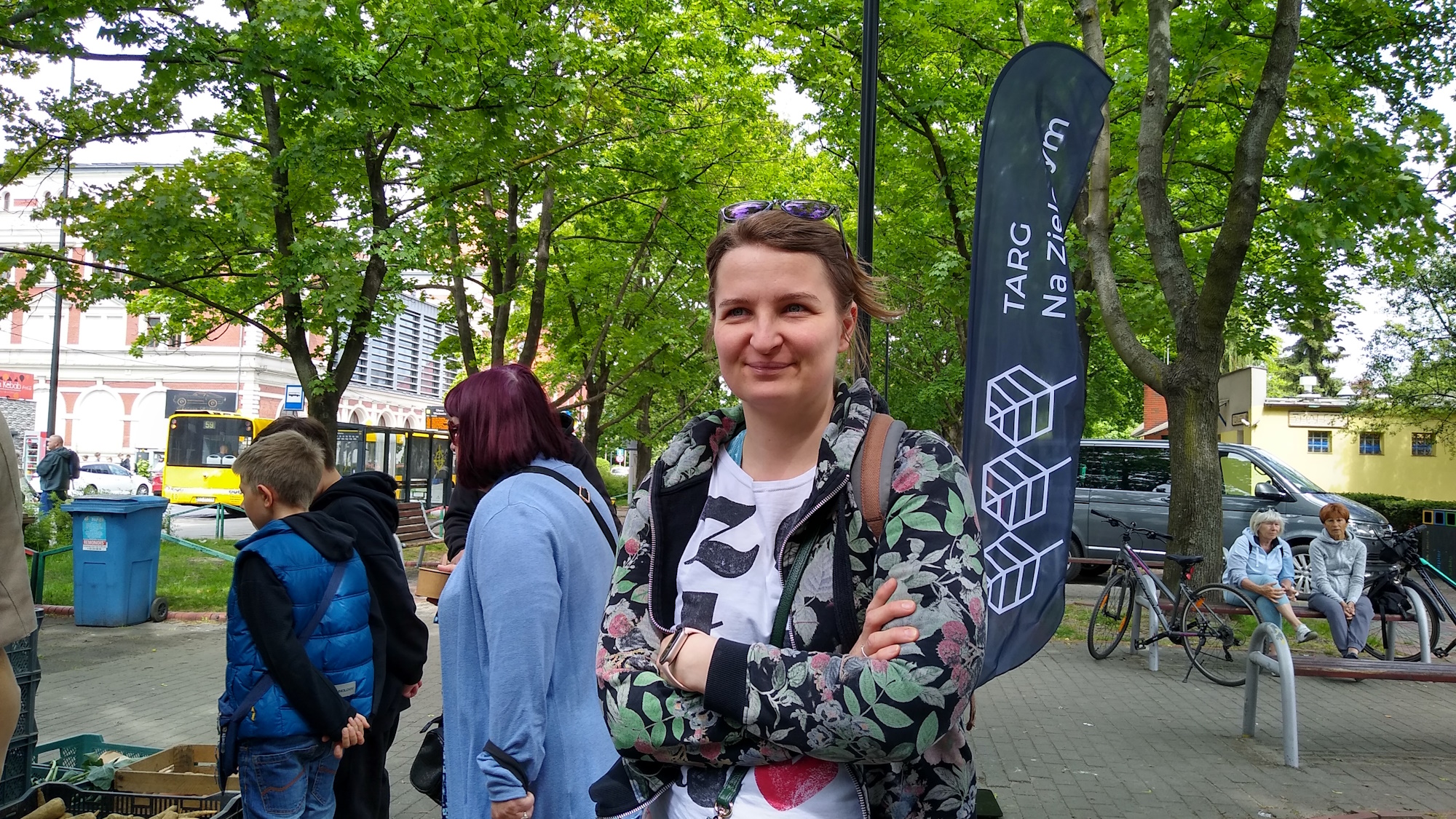 kobieta na targu. Stoi twarzą do aparatu