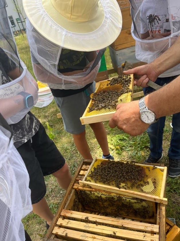 Dzieci przy ulach na terenie MZUK w Łabędach