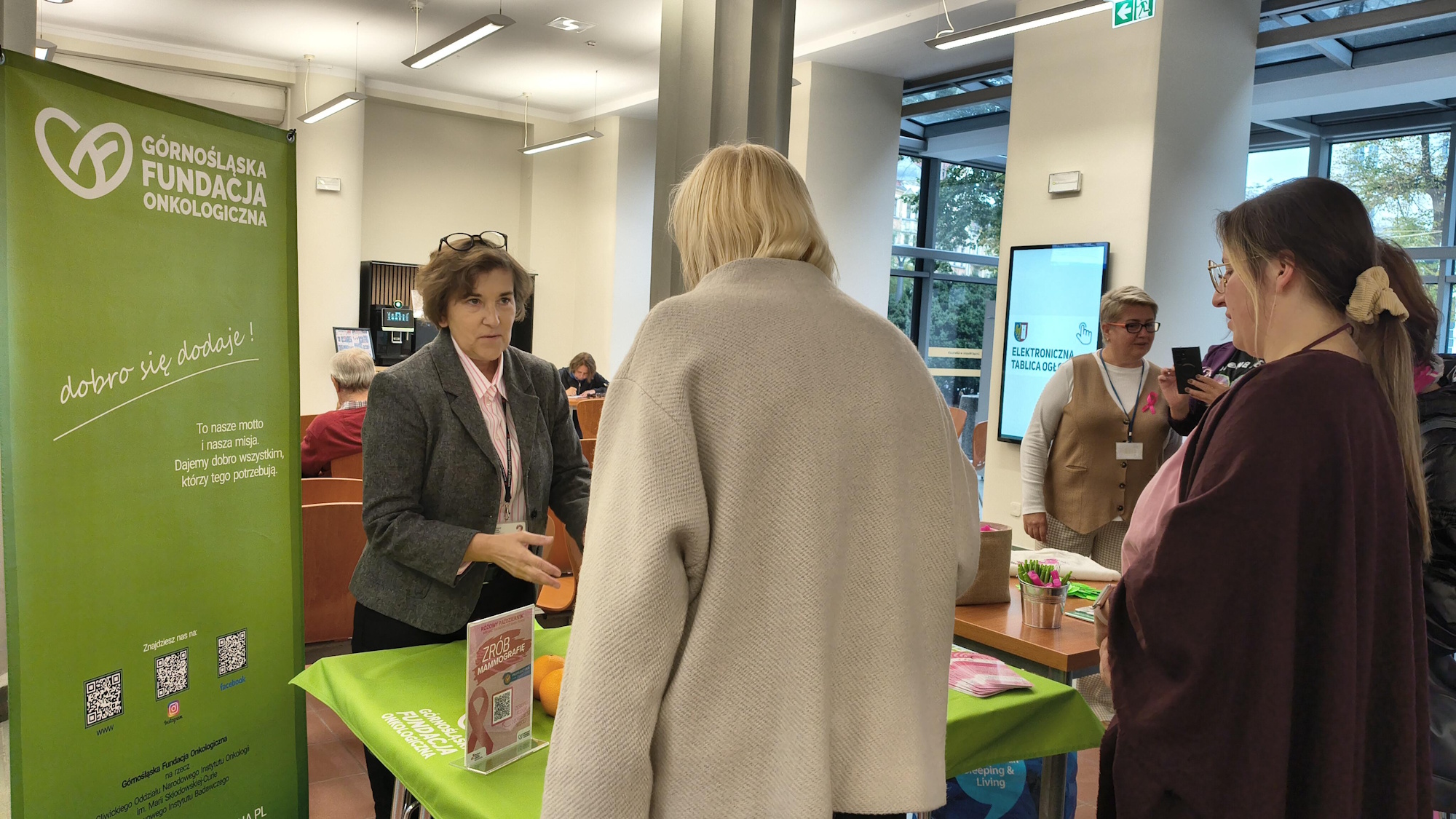 kobiety uczą się samobadania