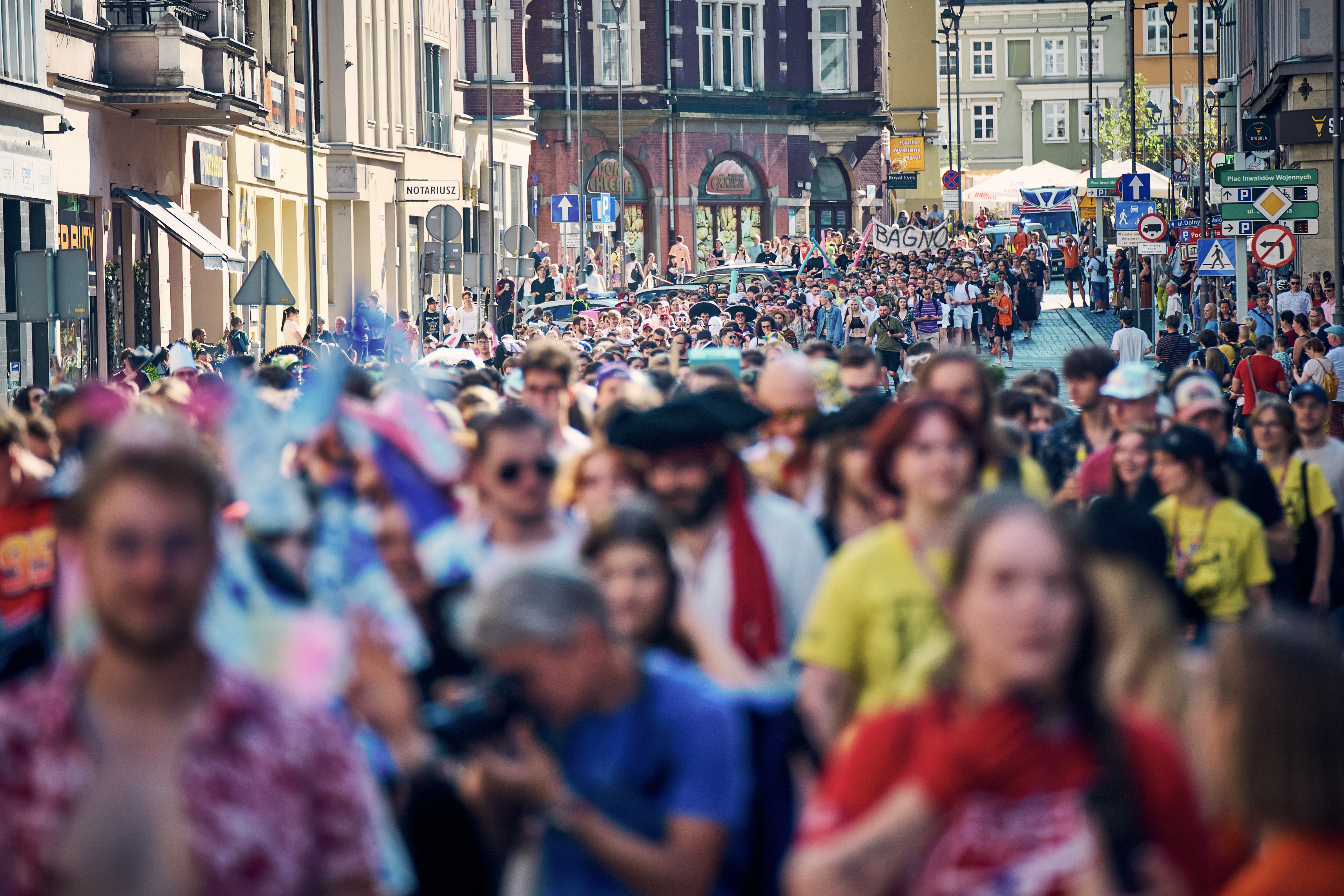 Korowód studentów idący ul. Zwycięstwa