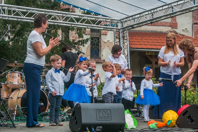 przedszkolaki na scenie mają występ