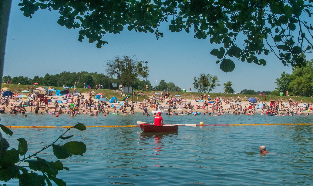 plażowicze i ratownicy. OW Czechowice