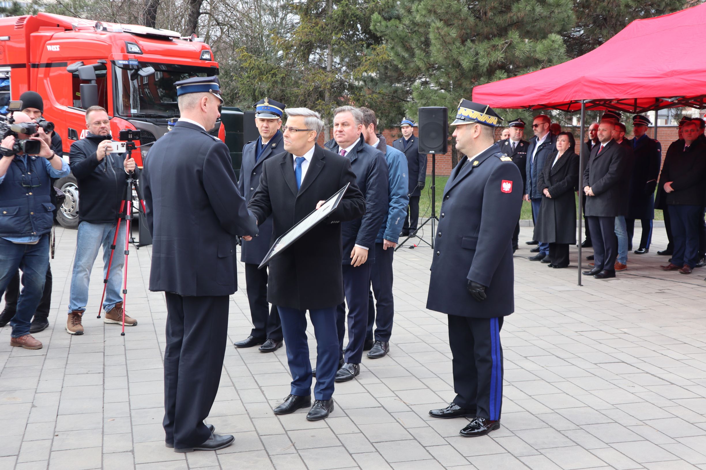 Wojewoda Śląski, Jarosław Wieczorek, wręczający dowódcy list gratulacyjny