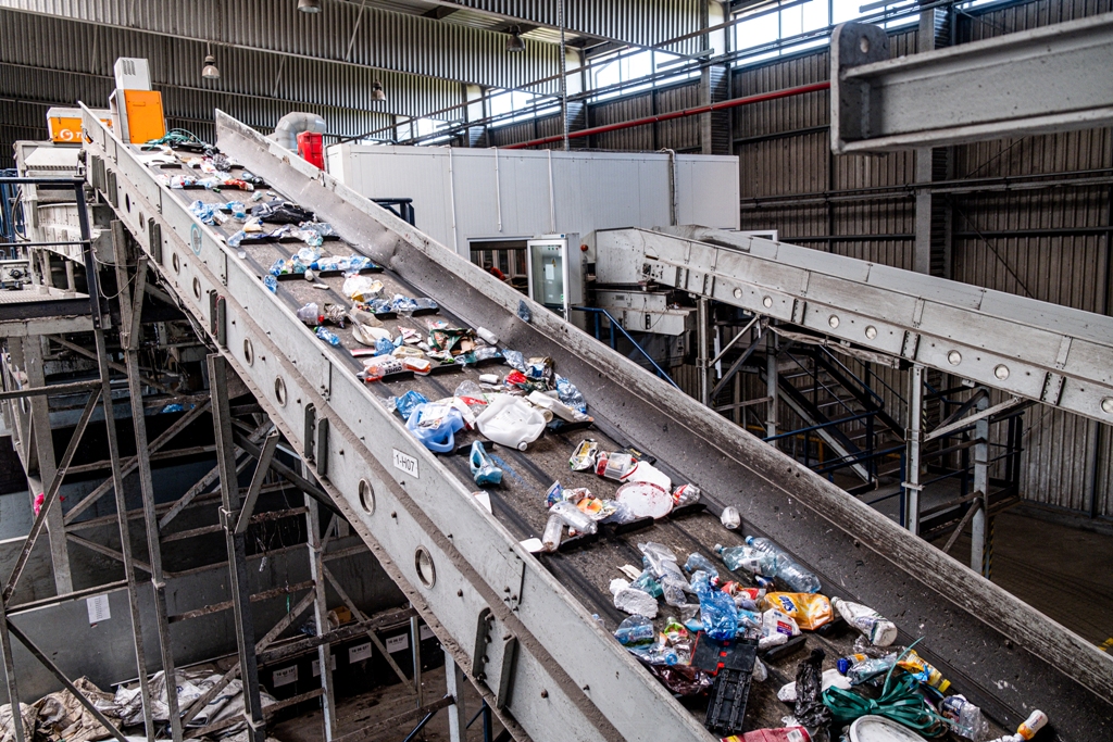 zdjęcie taśmociągów z plastikami