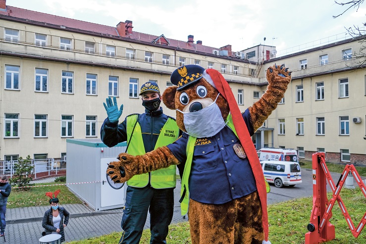 Strażnicy miejscy z maskotką w szpitalu