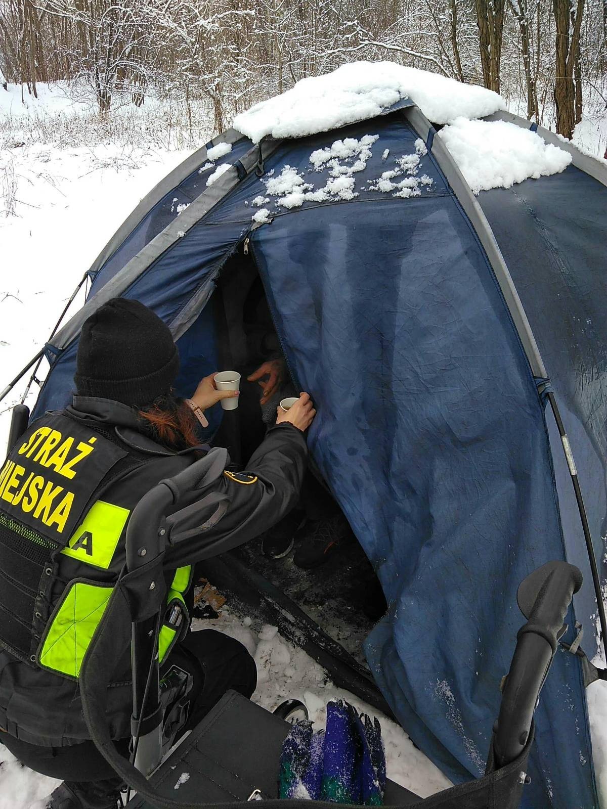 strażnik miejski przy namiocie