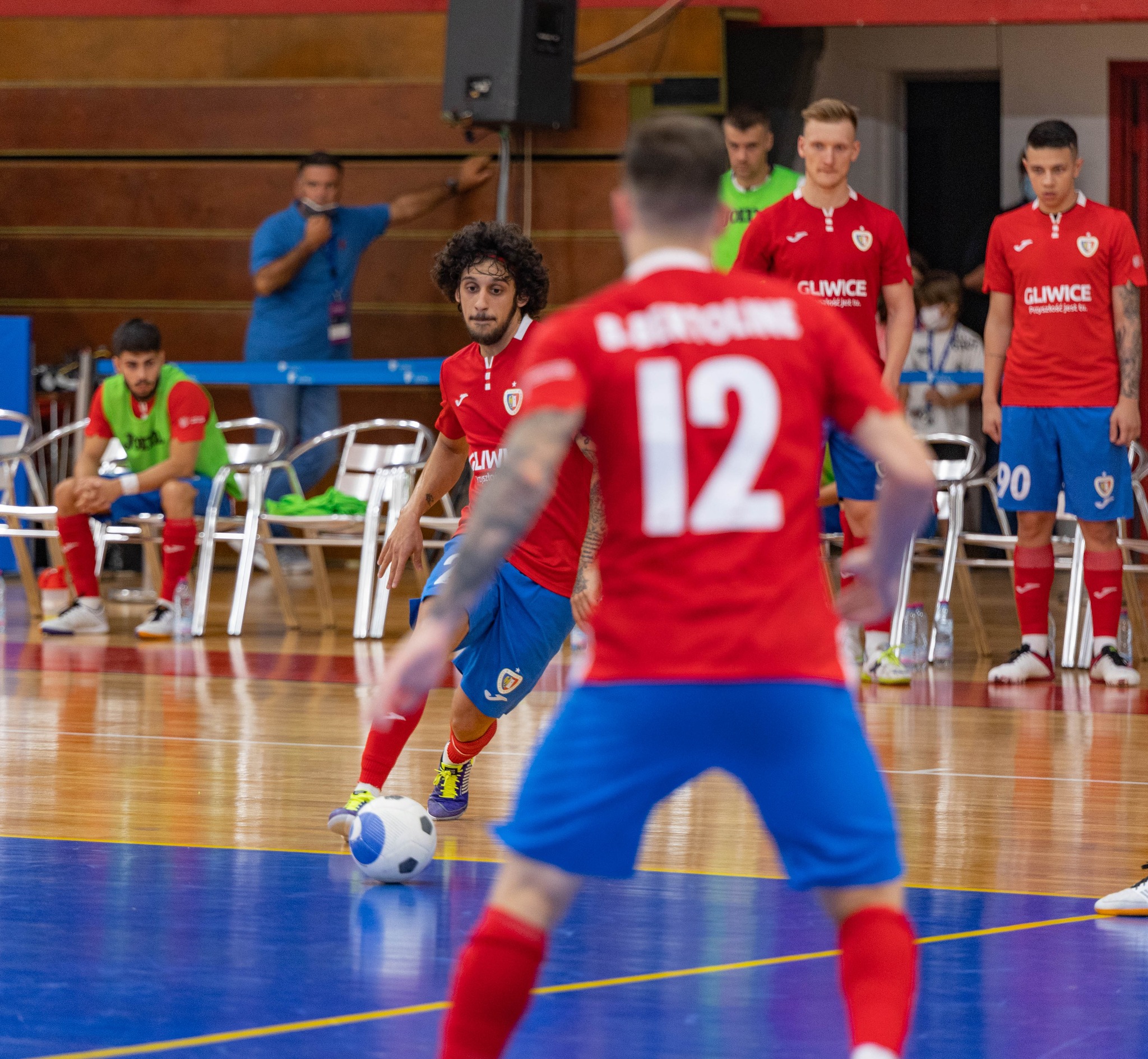 zdjęcie przedstawiające zawodników futsalu w trakcie meczu