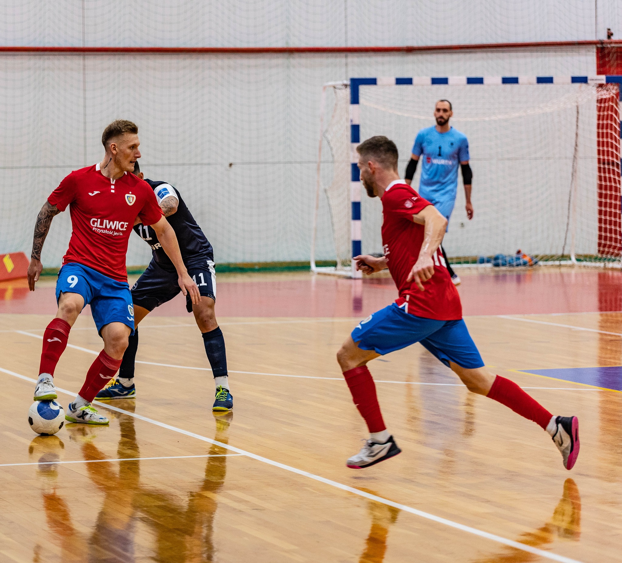 zdjęcie przedstawiające zawodników futsalu w trakcie meczu