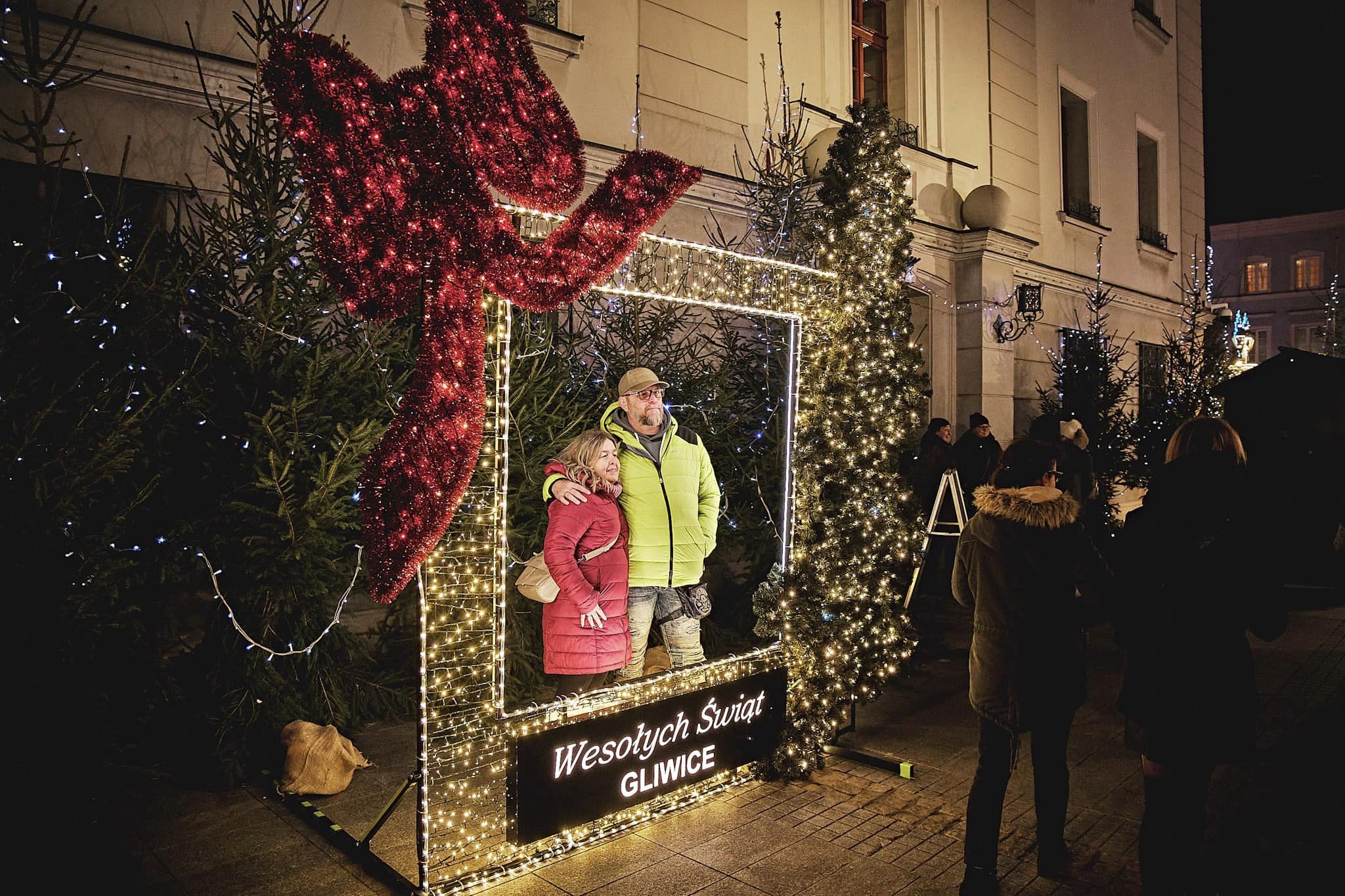 Para przy świątecznej ściance zdjęciowej