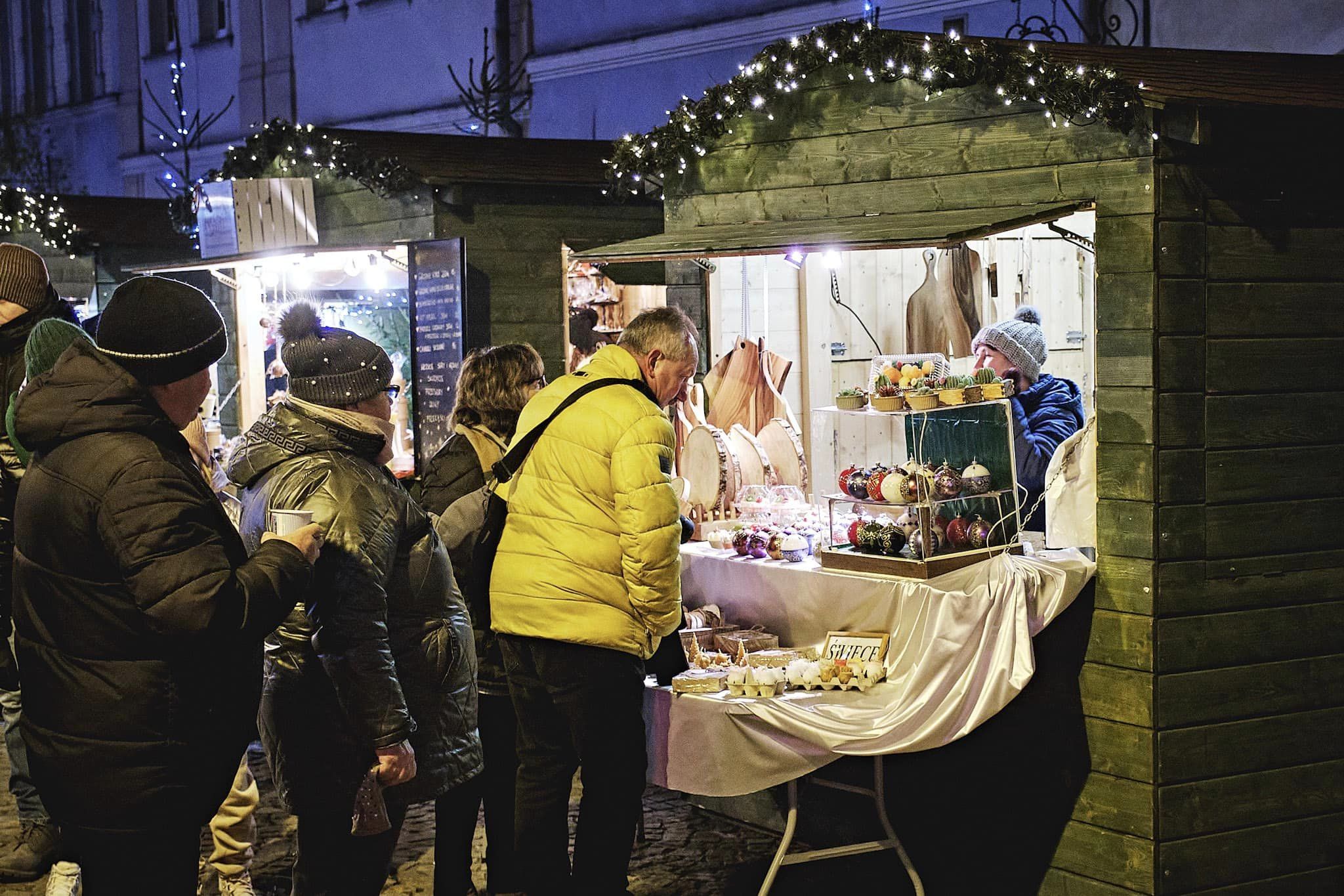 Ludzie przy świątecznym stoisku