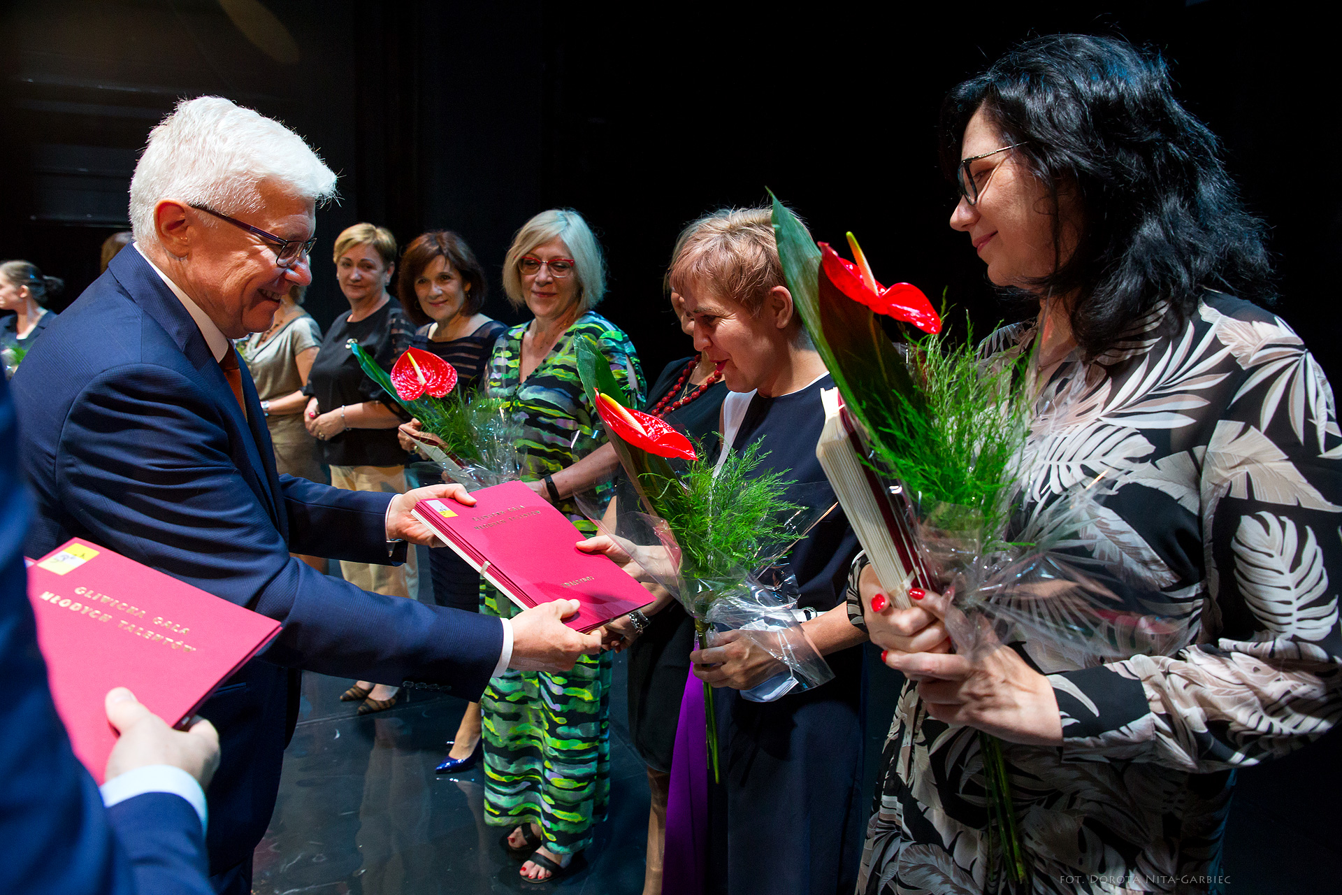 prezydent Gliwic Adam Neumann wręcza listy gratulacyjne nauczycielom