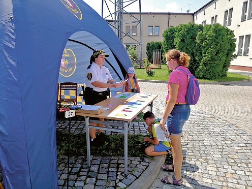 strażniczka podczas akcji informacyjnej