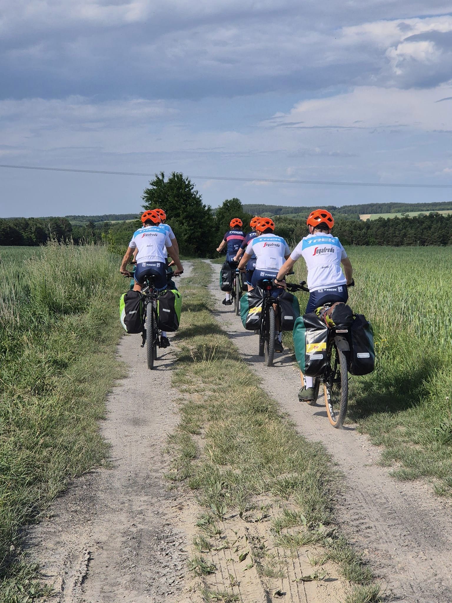 rowerzyści na polnej ścieżce