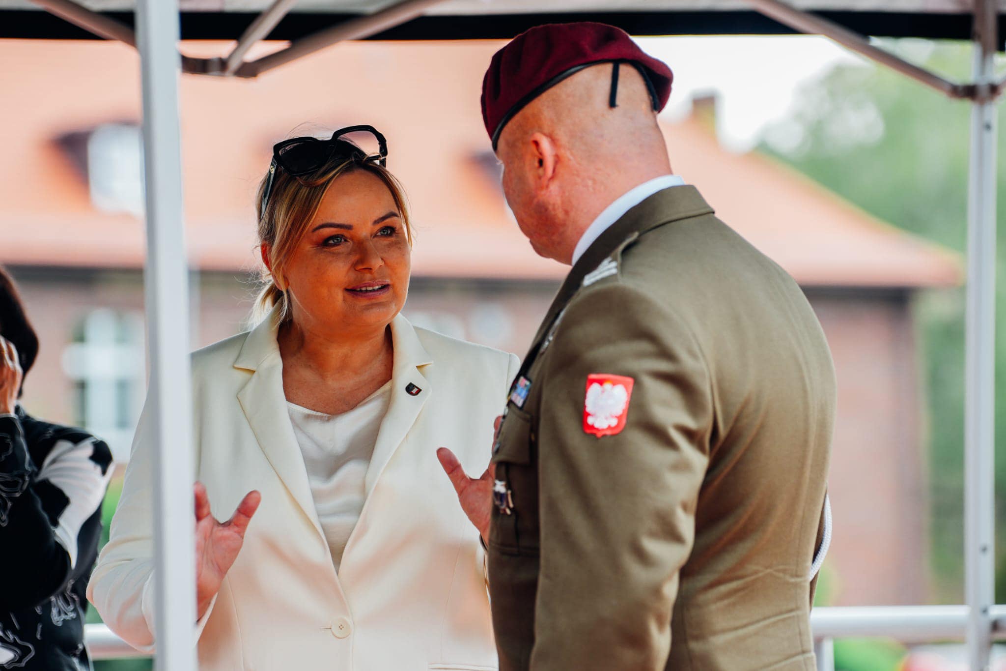 Prezydent Kuczyńska-Budka rozmawiająca z dowódcą