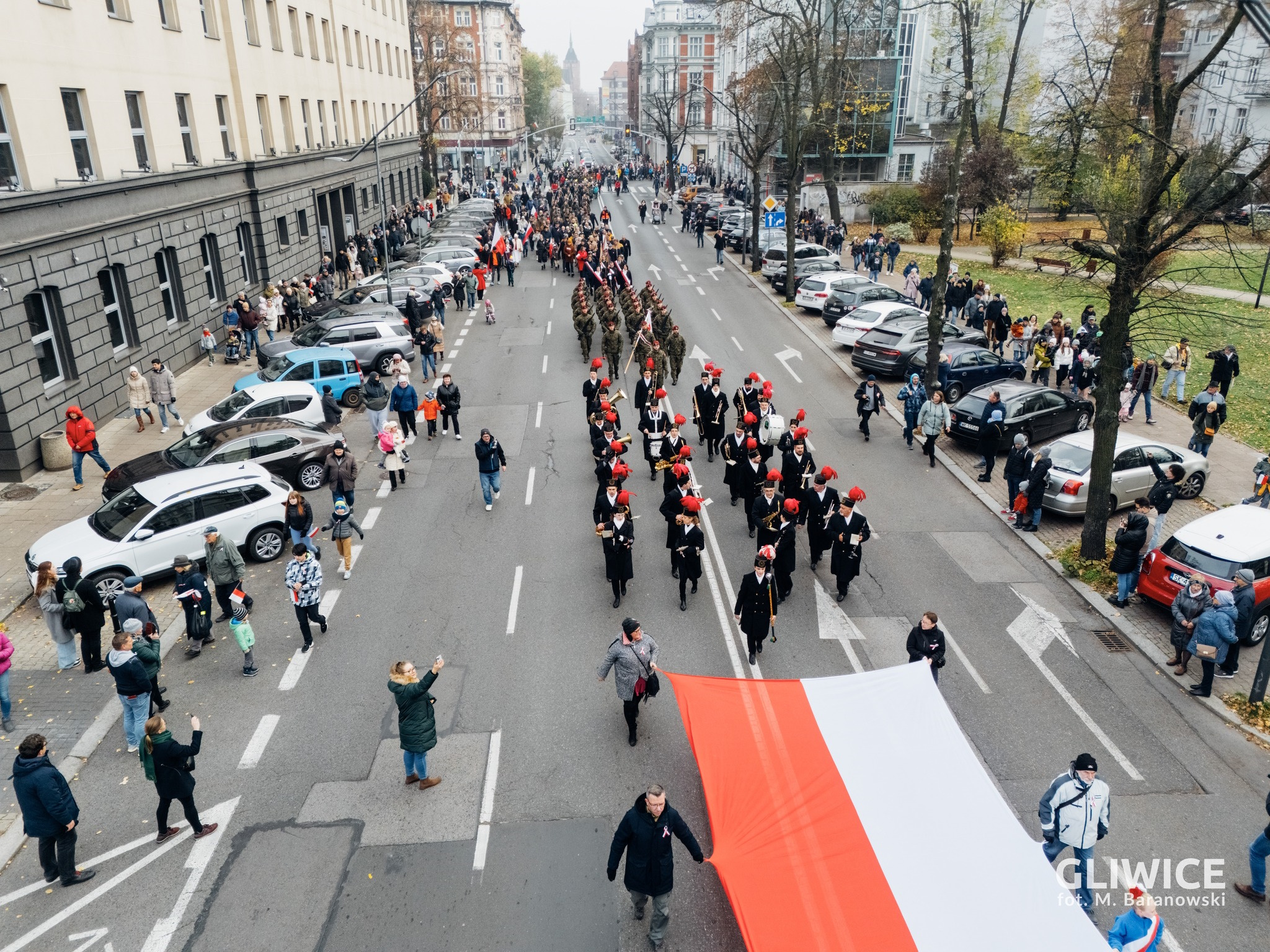 Pochód z flaga Polski, widok z góry