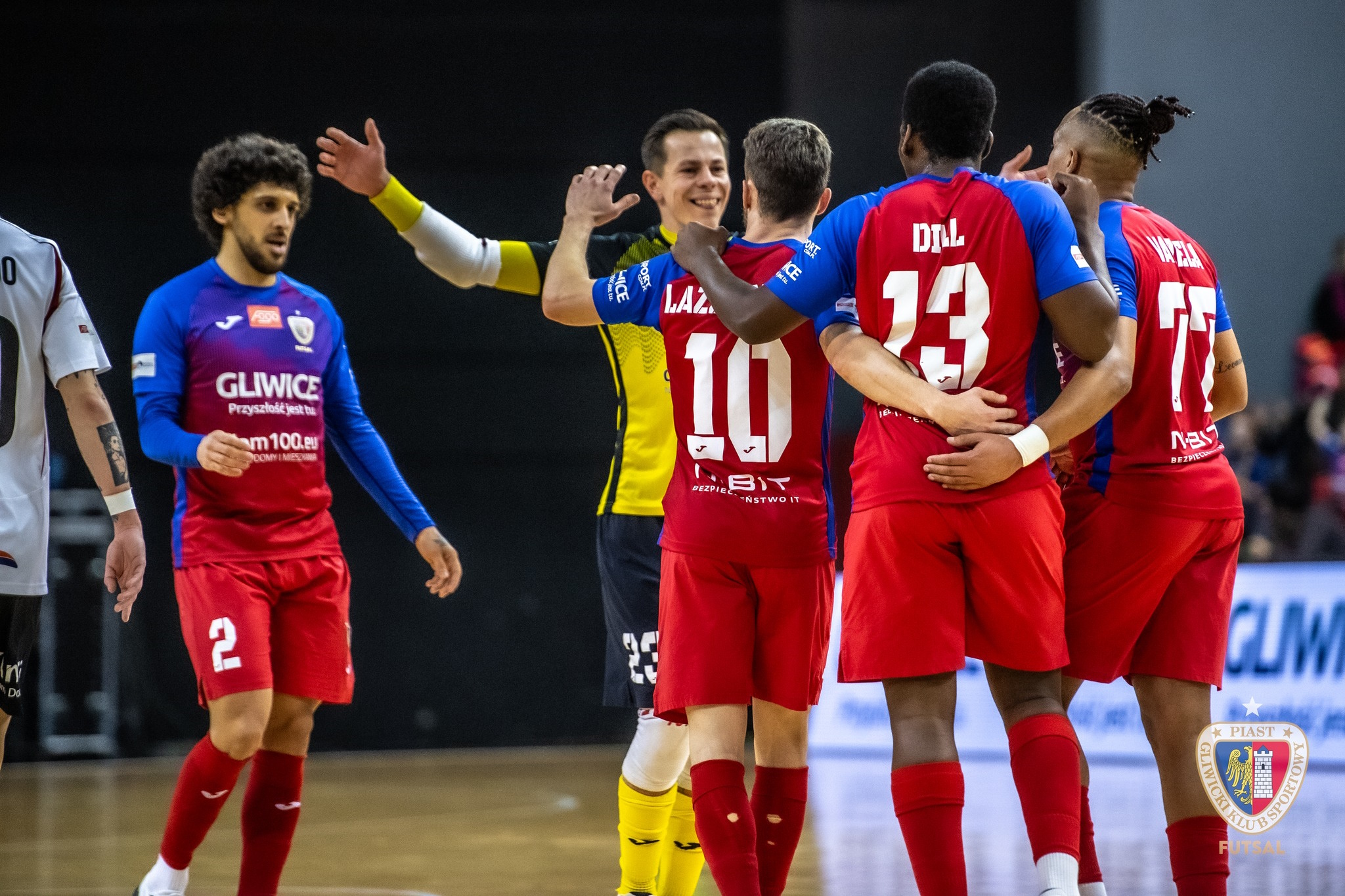 Cieszący się zawodnicy Piasta Gliwice Futsal