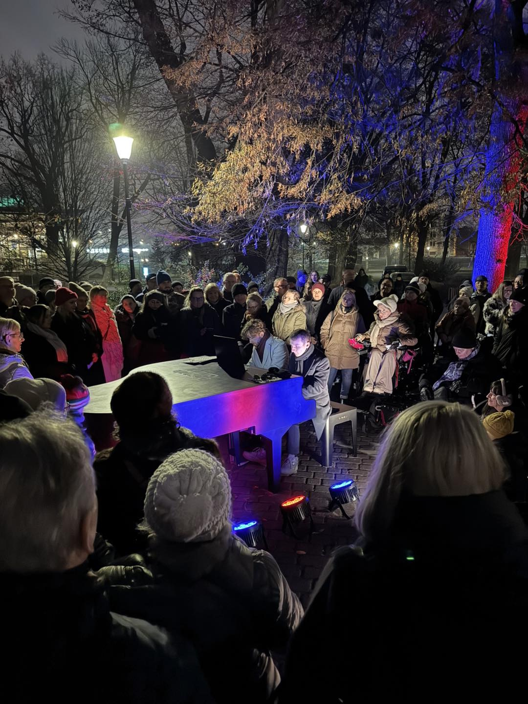 Ludzie w parku, mężczyźni przy fortepianie