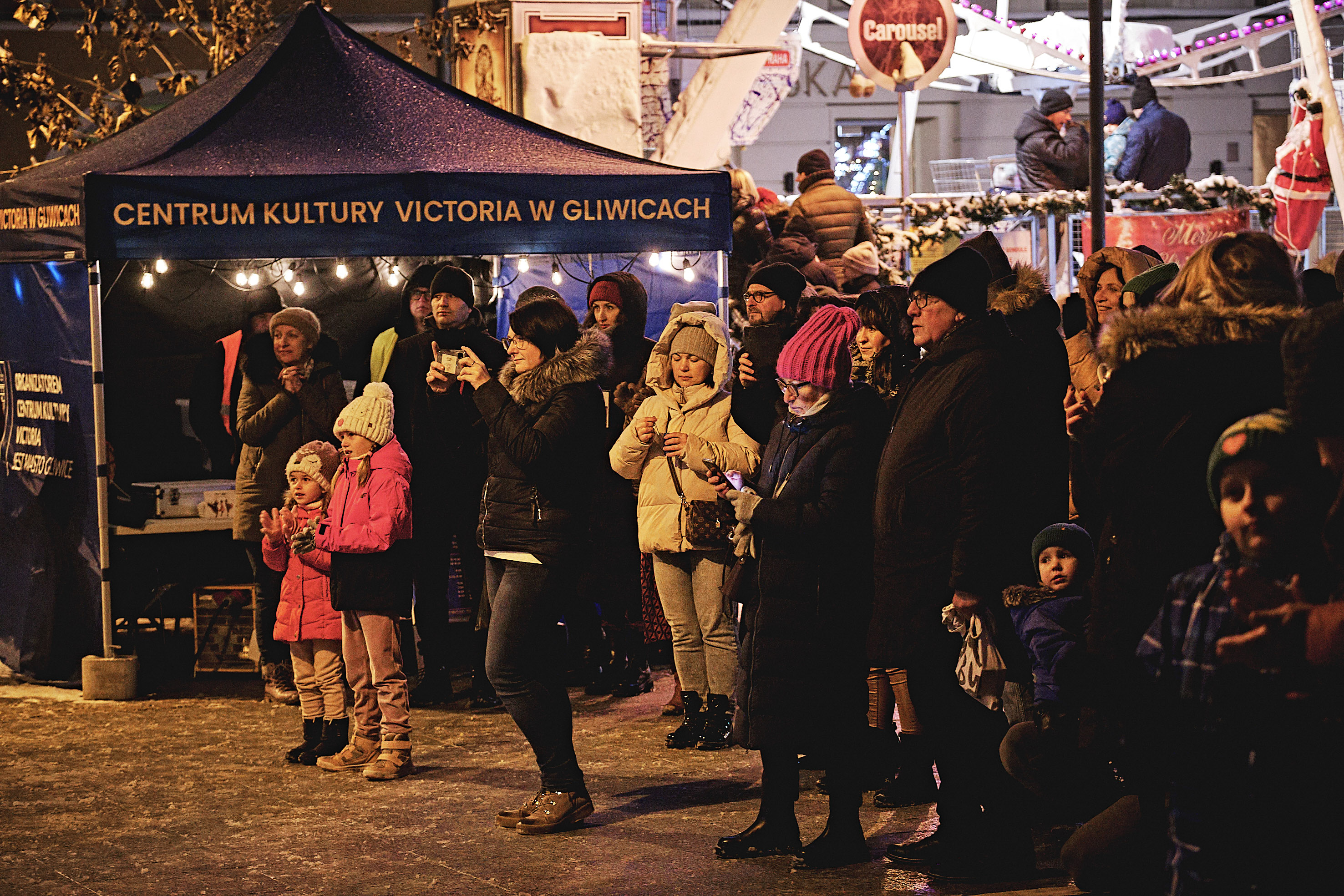 Publiczność pod sceną