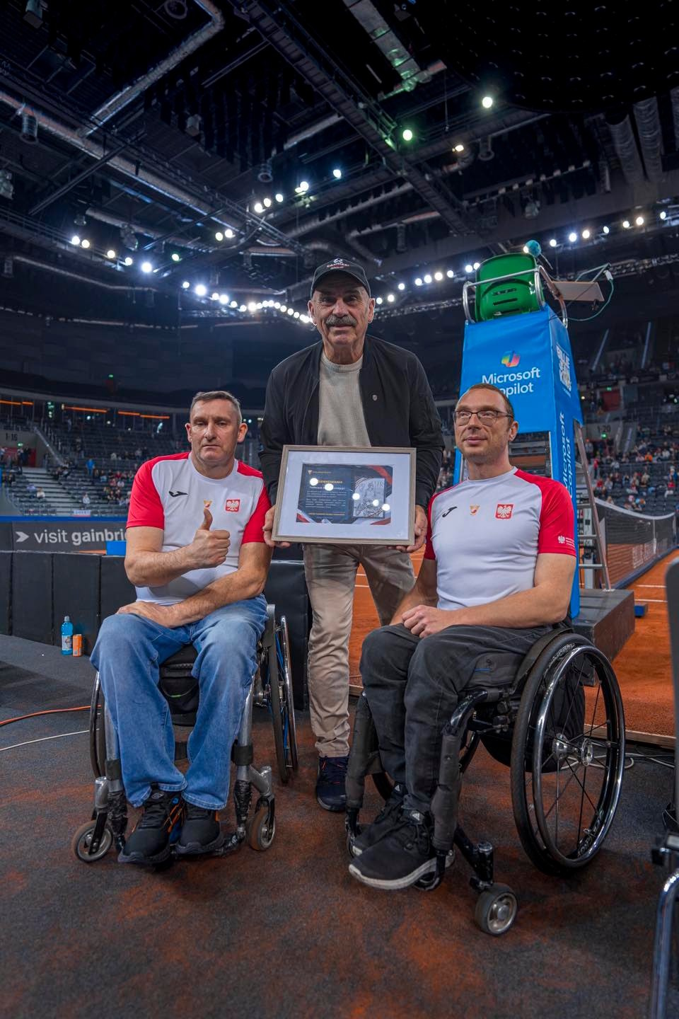 Tadeusz Kruszelnicki z panami na wózkach