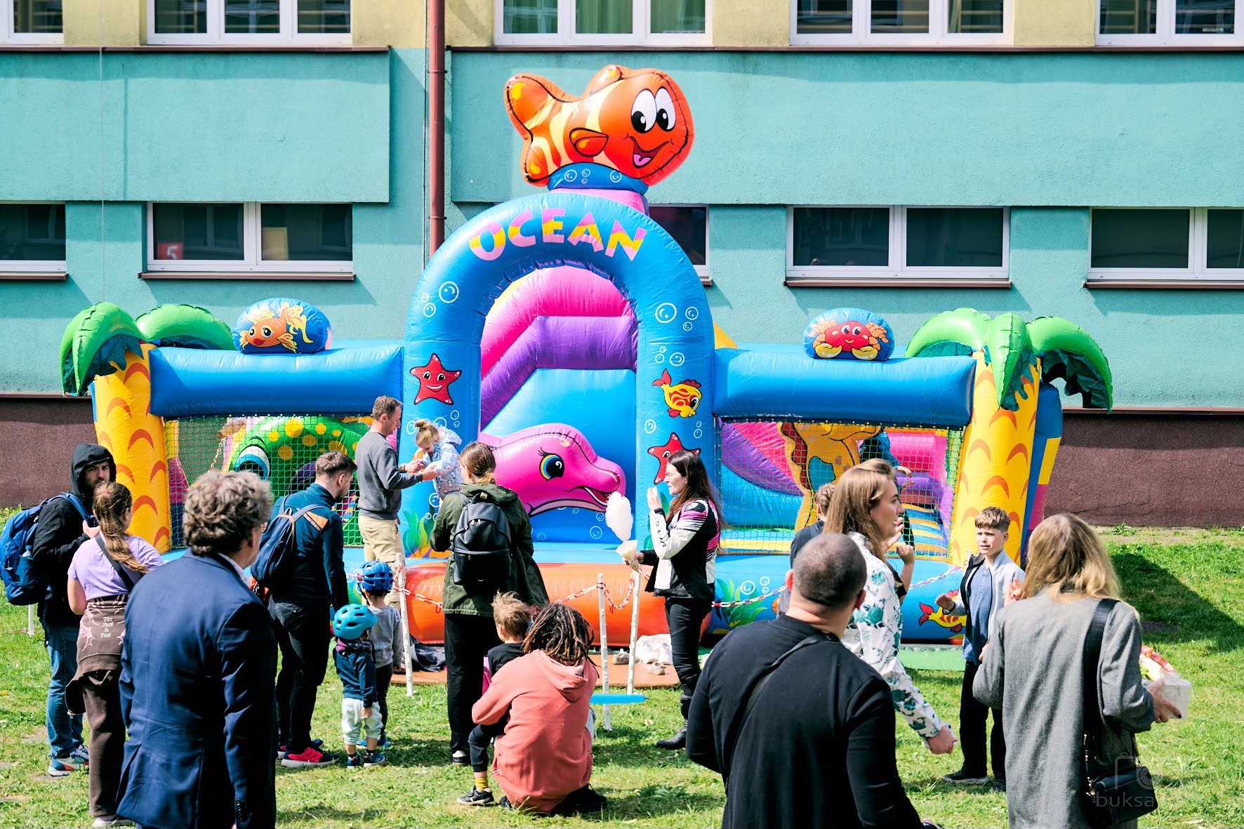 ludzie przy dmuchanym zamku