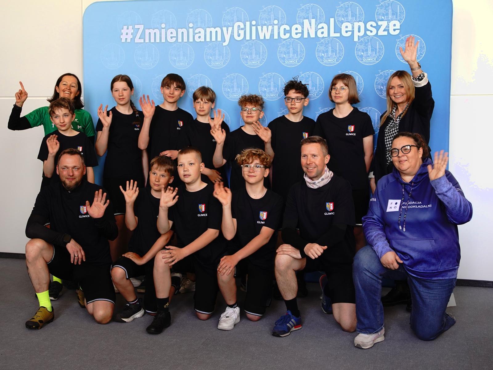 młodzież na ściance z prezydent Gliwic