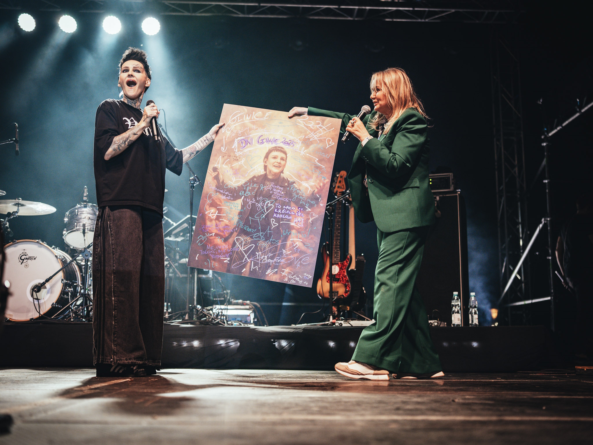 Agnieszka Chylińska odbierająca prezent od prezydent Gliwic